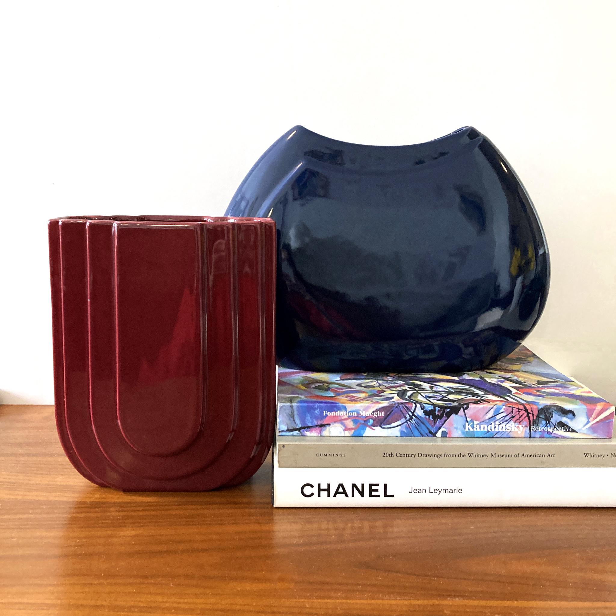 Haeger Marineblaue abstrakte, abgerundete, runde Vase, Postmoderne (Glasiert) im Angebot