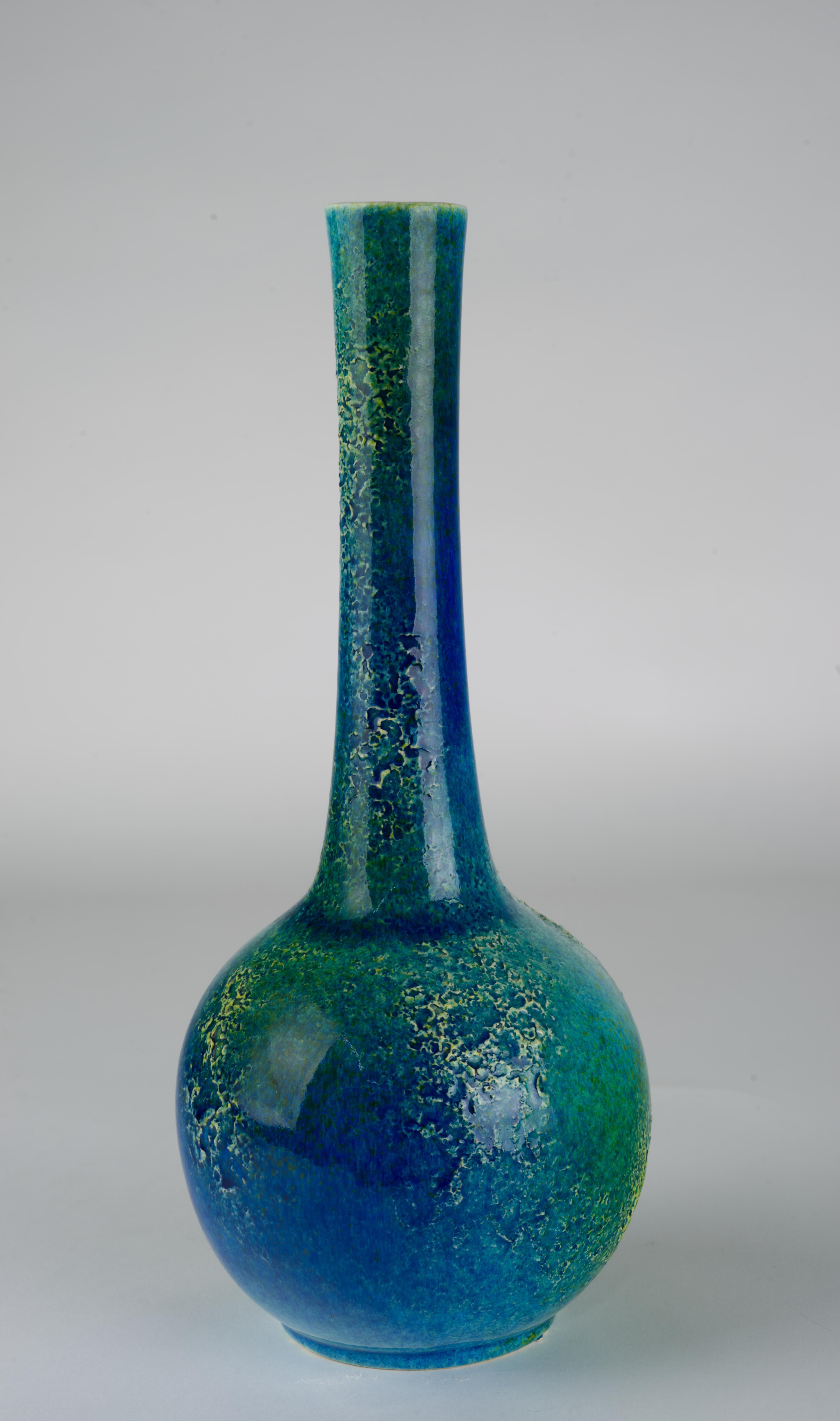  Ce vase vintage à long col a été fabriqué par Royal Haeger dans les années 1950. Il est décoré d'une glaçure craquelée bleu sarcelle brillante et complexe, avec des accents de glaçure lave plus clairs et très texturés, qui s'étendent en bandes sur
