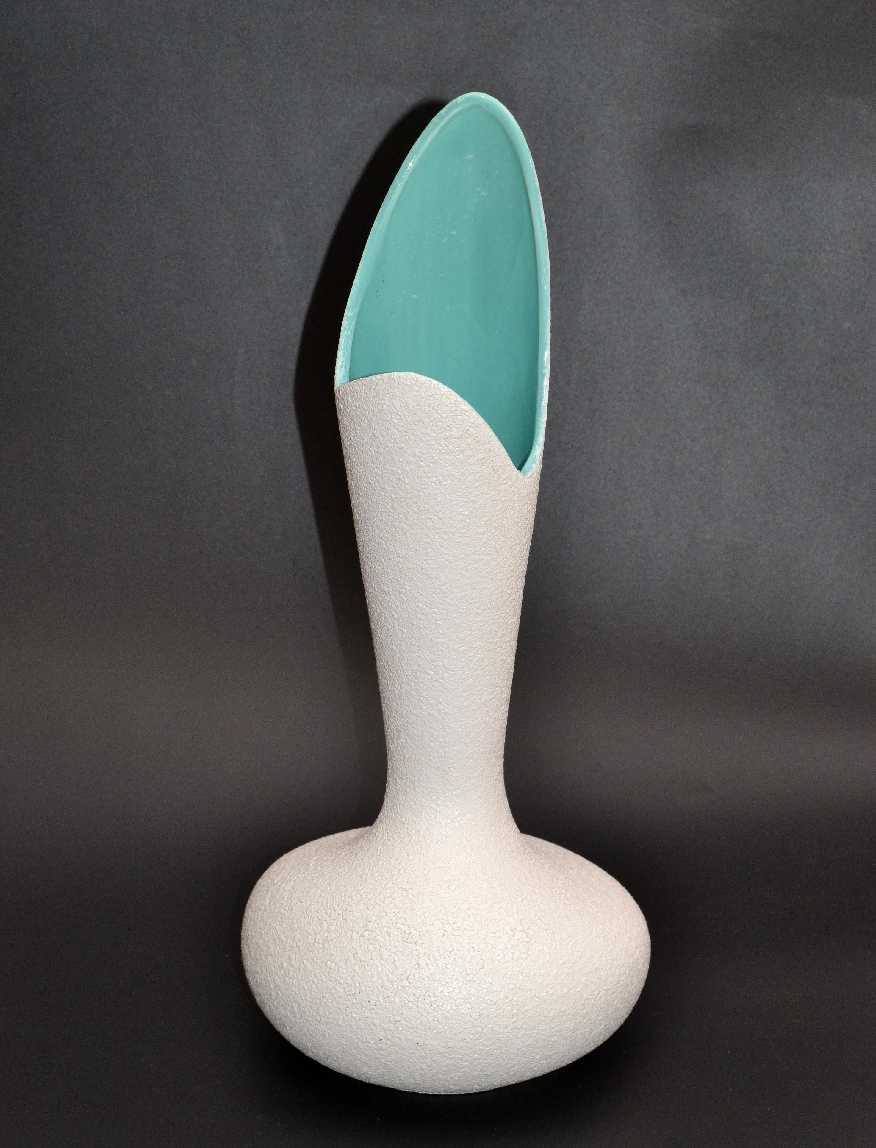 Vase à fleurs original en poterie Royal Haeger de style moderne du milieu du siècle, en glaçure de lave blanche et glaçure turquoise à l'intérieur. Fabriqué en Amérique.
Impressionnant et pratique à la fois.