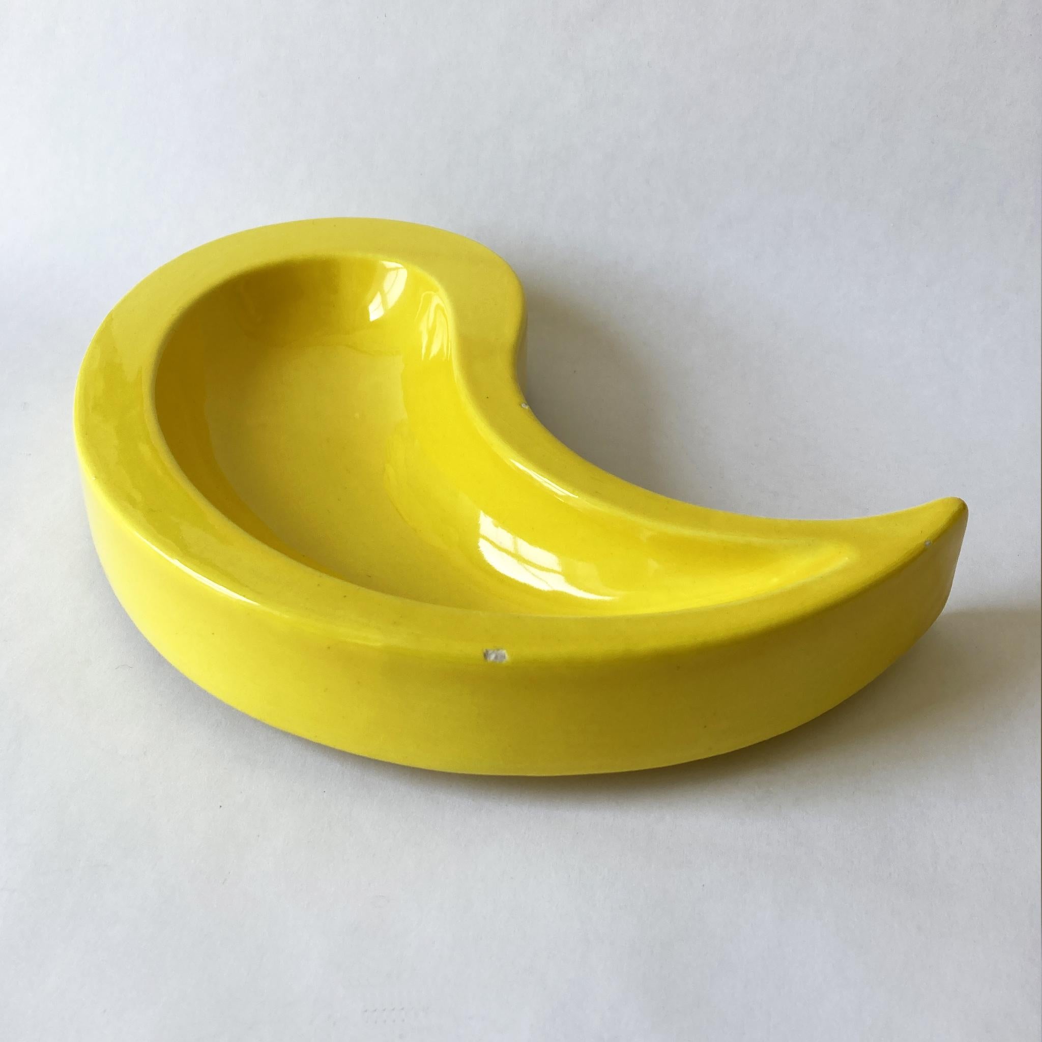 A stunning abstract Royal Haeger bright canary yellow catchall/ dish. Pattern number 2033-L. This piece coordinates with a sculpture/ candlestick in the same color, listed separately, see photos. Beautiful on its own, or paired with tonal pieces to