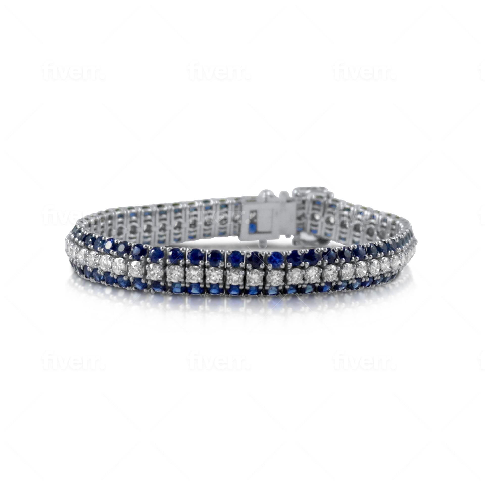 Un pezzo raffinato che mette in mostra l'accoppiata perfetta di zaffiri blu naturali e diamanti tondi brillanti. Questo design a tre file presenta gemme alternate per un ritmo elegante di blu profondo e bianco scintillante.

Realizzato in oro bianco