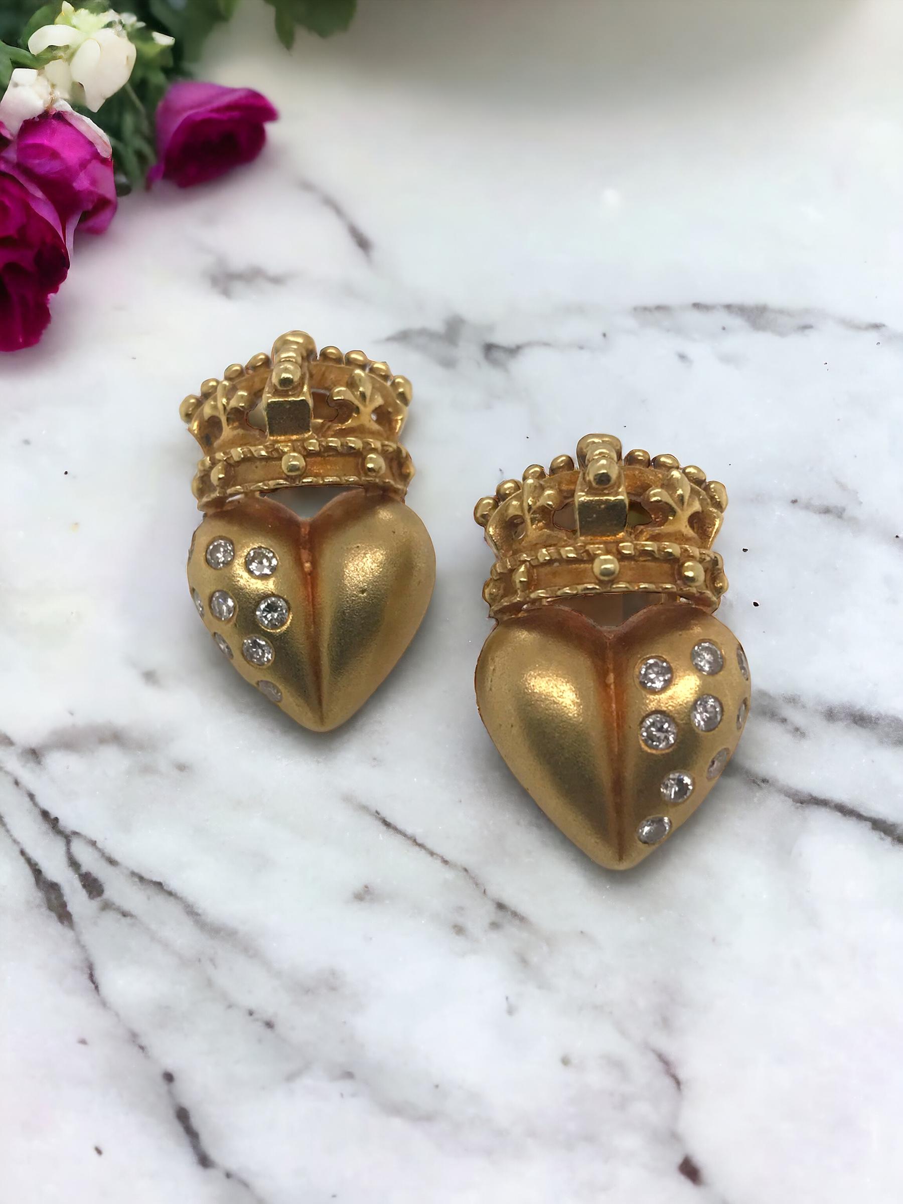 Nous adorons ces boucles d'oreilles au design unique !

Détails des boucles d'oreilles
MATERIAL : Or jaune 18K
Poids : 18.0 grammes
Longueur : 1 pouce
Largeur : 5/8 pouces

Accentué par les pierres précieuses suivantes
18 diamants ronds de 2,25 mm