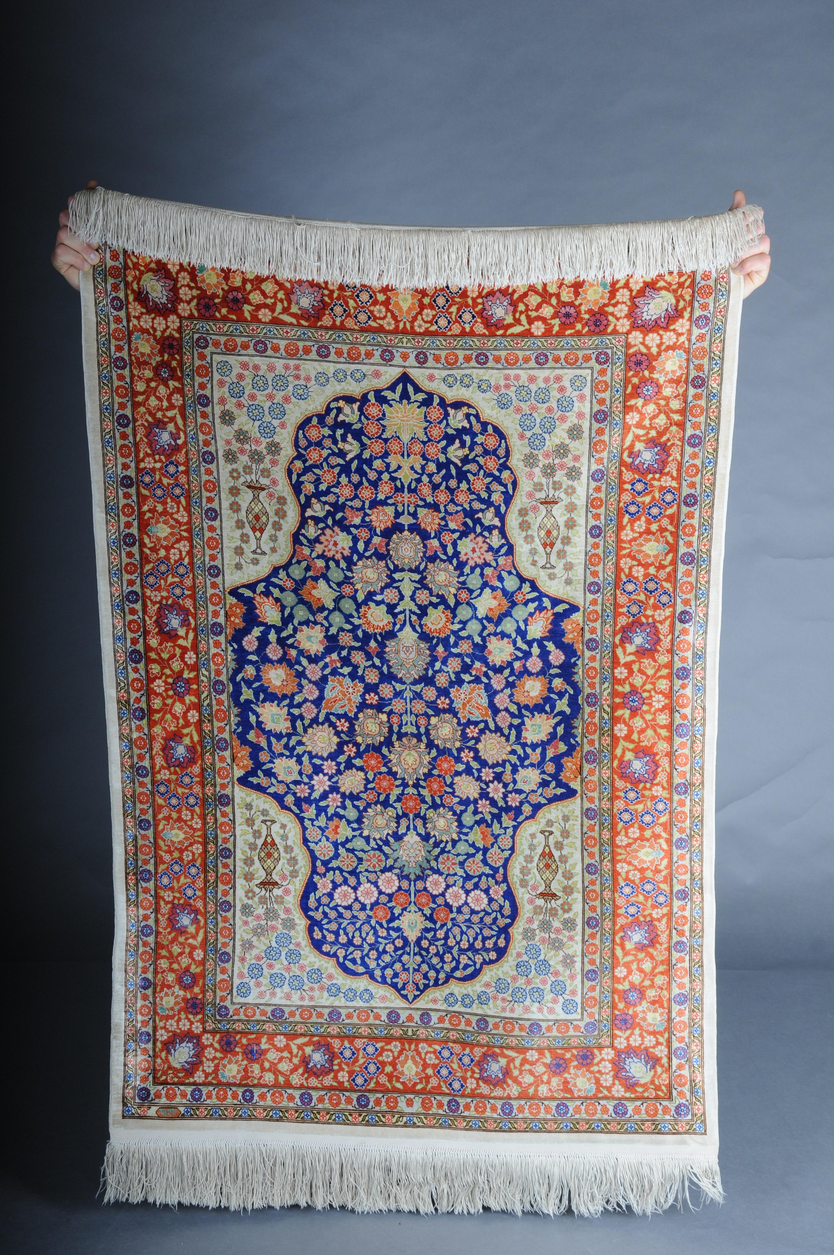 Königlicher Hereke Teppich, Seide auf Seide um 1980

Florale Hereke aus reiner Seide, hellrot mit Bordüre und Medaillon

Sehr wertvolle Seidenteppiche kommen aus der türkischen Stadt Hereke. Diese Tradition wurde von dem kunstbegeisterten Sultan