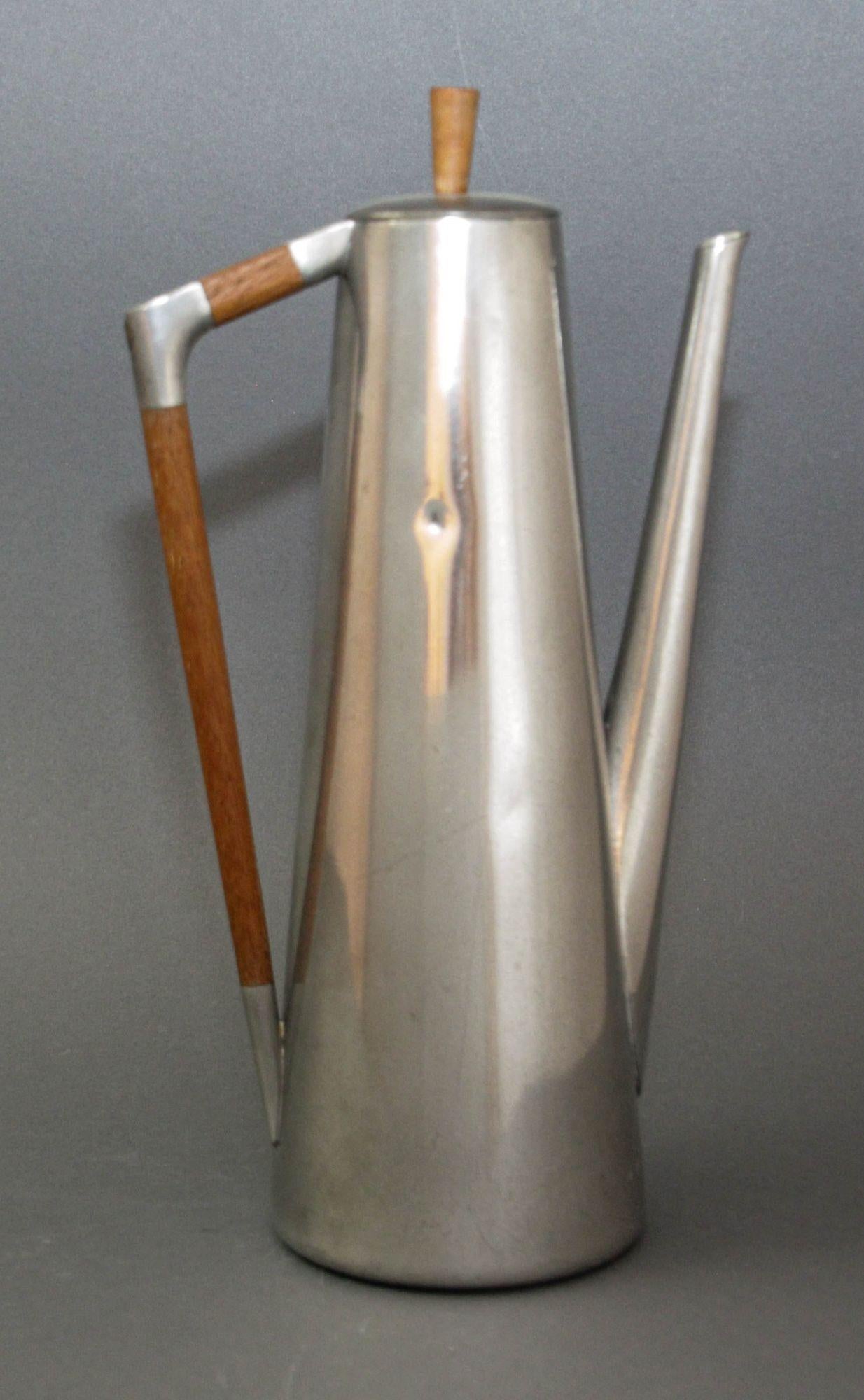 Cafetière moderne danoise Royal Holland KMD Tiel Daalderop en étain et teck circa 1960.
Cafetière en étain Royal Holland Pewter KMD Tiel et bois de teck.
Vintage des années 60 avec de belles lignes épurées.
Pichet à café moderne danois avec