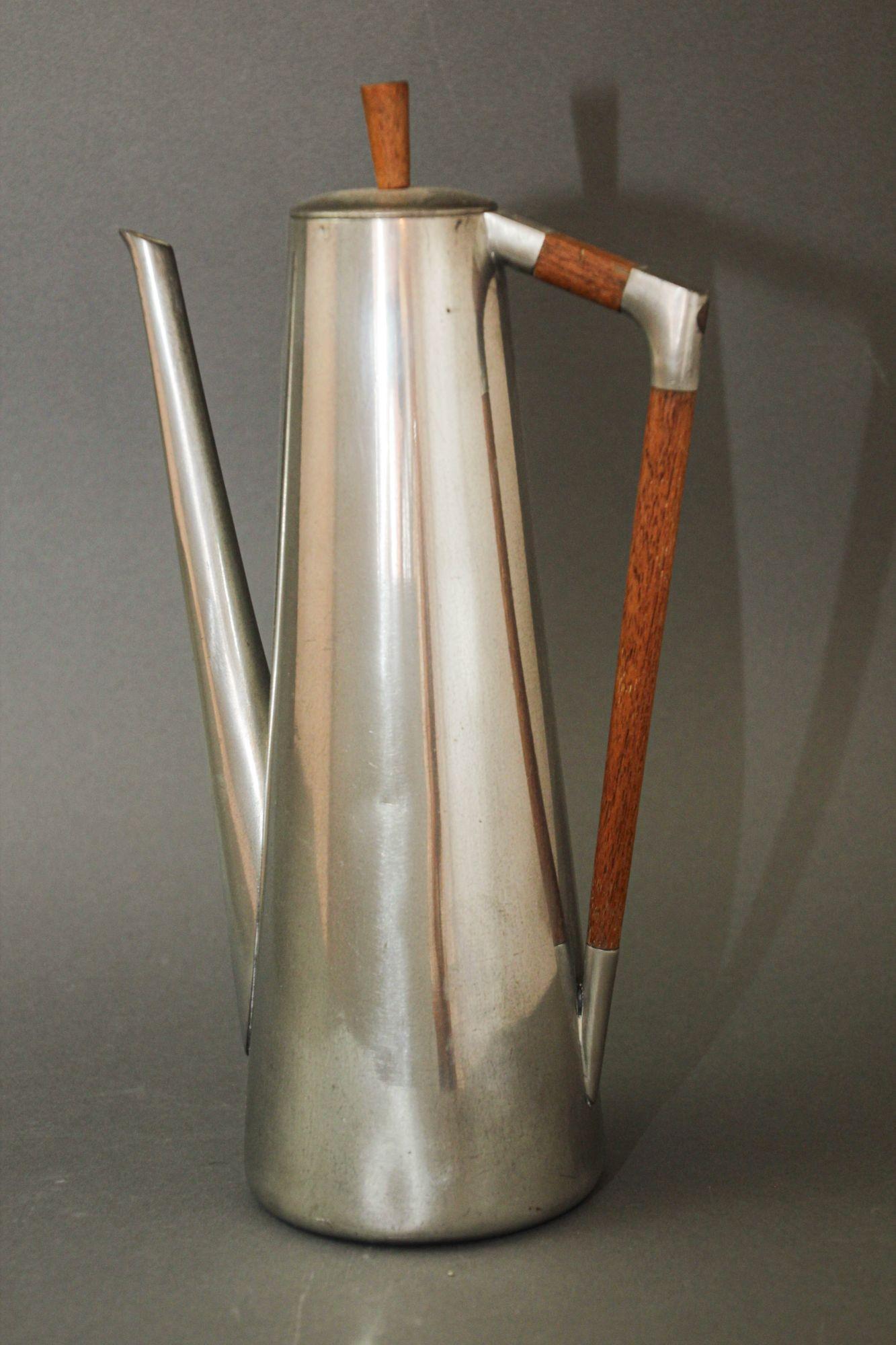 Scandinave moderne Cafetière danoise Royal Holland en étain et teck des années 1960 KMD Tiel Daalderop en vente
