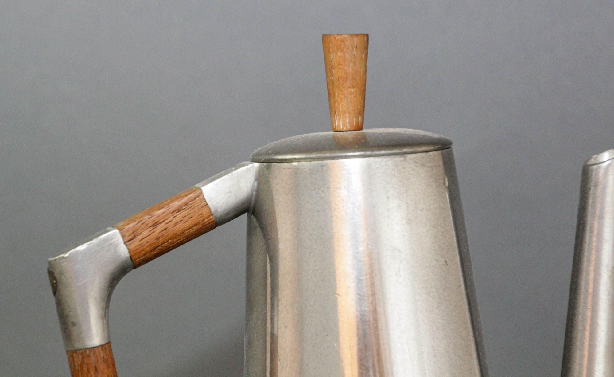 Néerlandais Cafetière danoise Royal Holland en étain et teck des années 1960 KMD Tiel Daalderop en vente