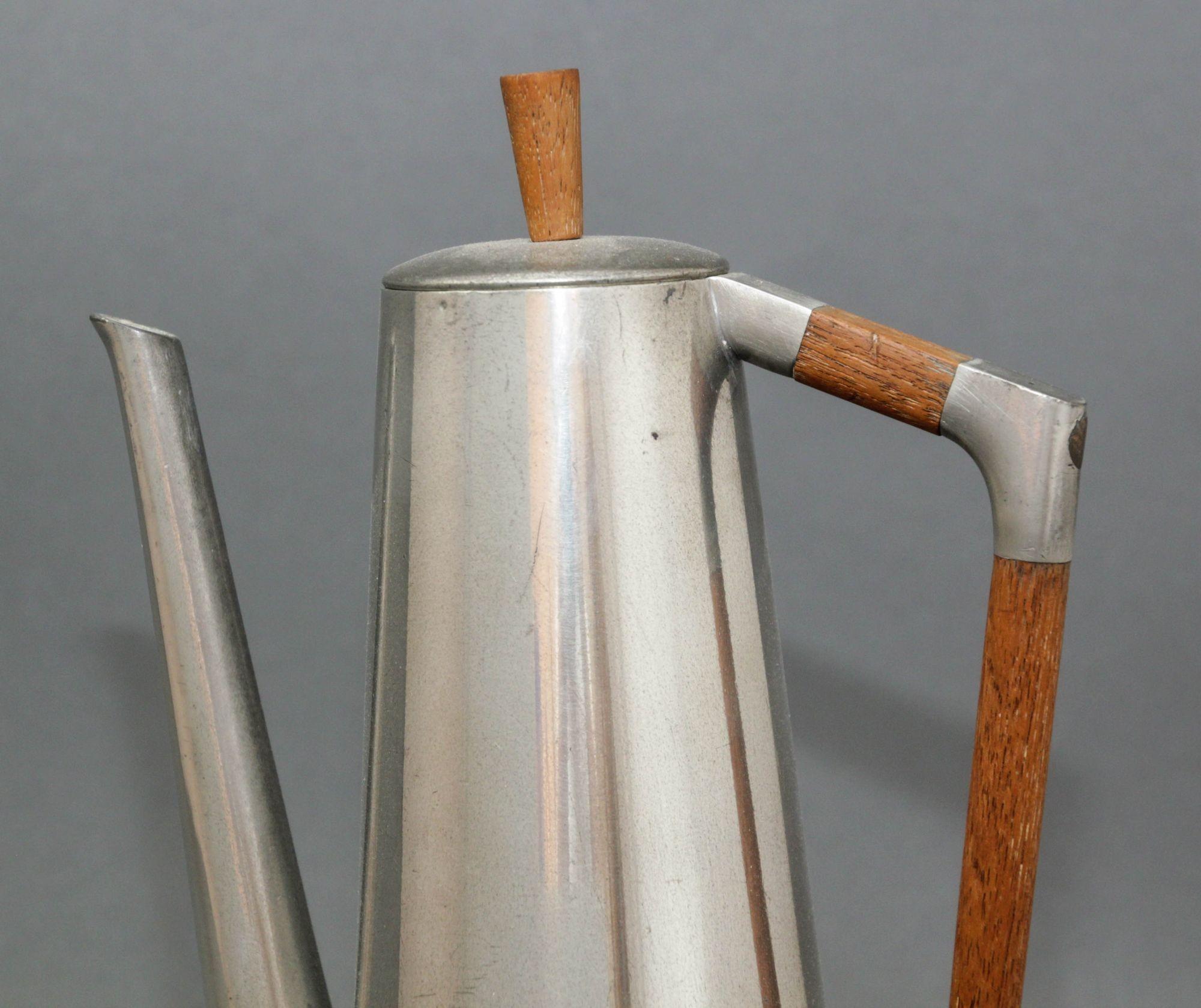 Cafetière danoise Royal Holland en étain et teck des années 1960 KMD Tiel Daalderop État moyen - En vente à North Hollywood, CA