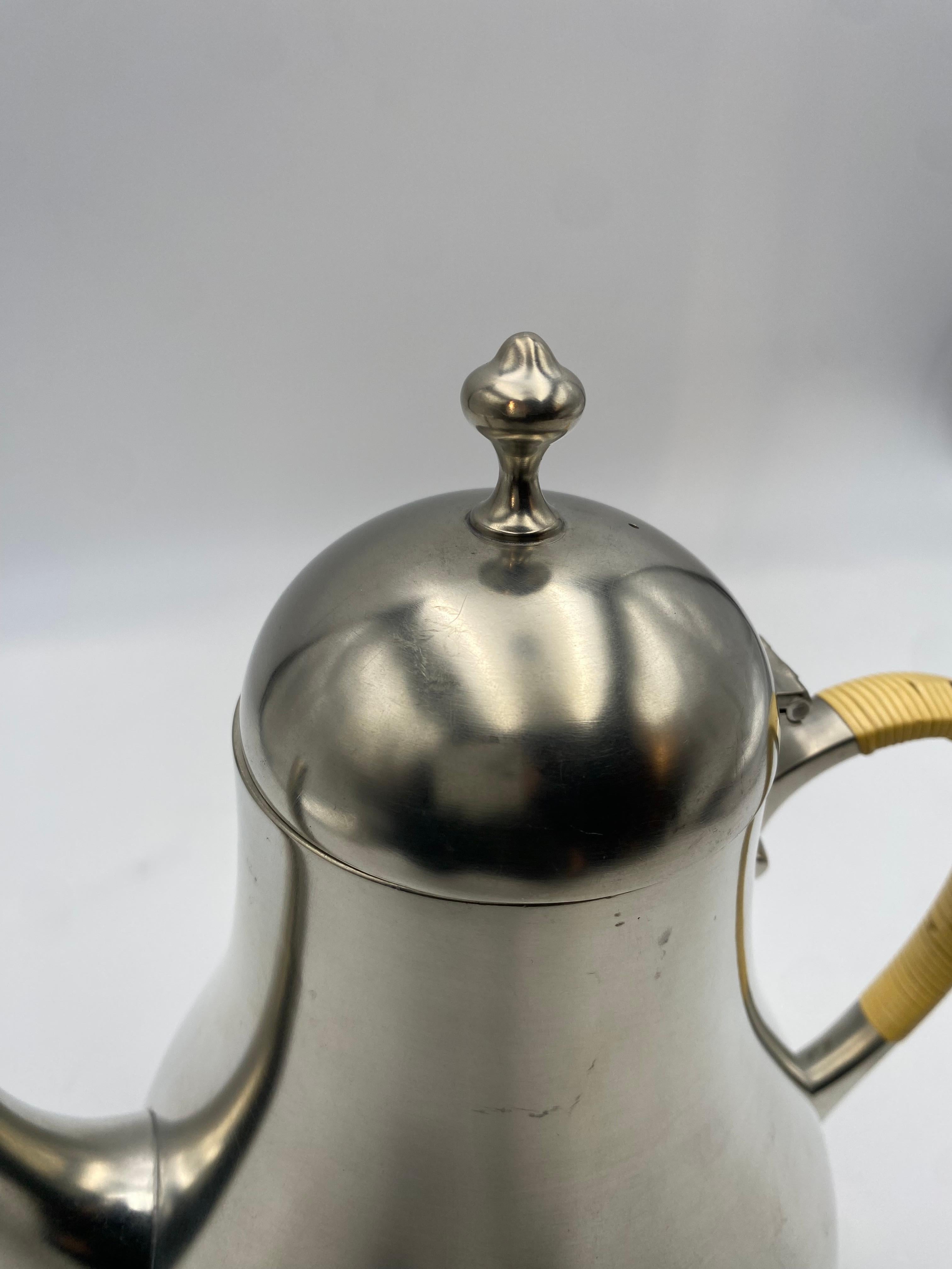 Royal Holland Pewter Tea Pot In Good Condition For Sale In Costa Mesa, CA
