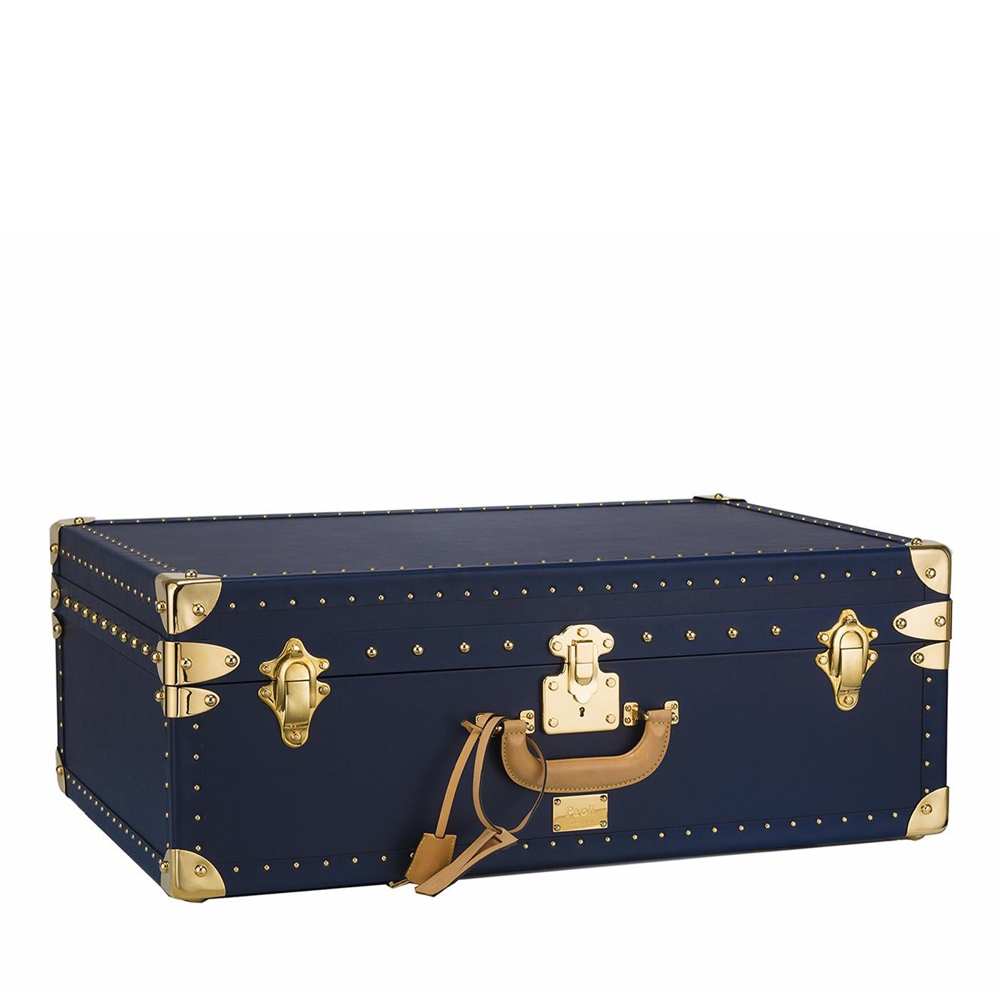 Part of the Royal Imperial collection, this suitcase is elegant and sturdy. It features an elegant navy blue leather cover and details in metal with a gold finish that are reminiscent of classic designs. The handles and the name tag are in natural