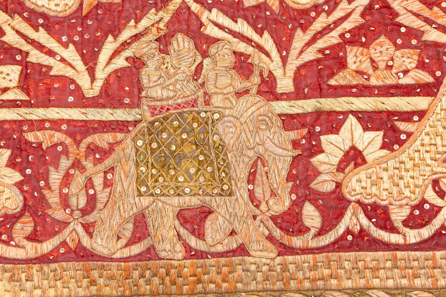 Royal Indian Textile Große Stickerei aus Samt mit Metallfaden, 1800-1820 im Angebot 4