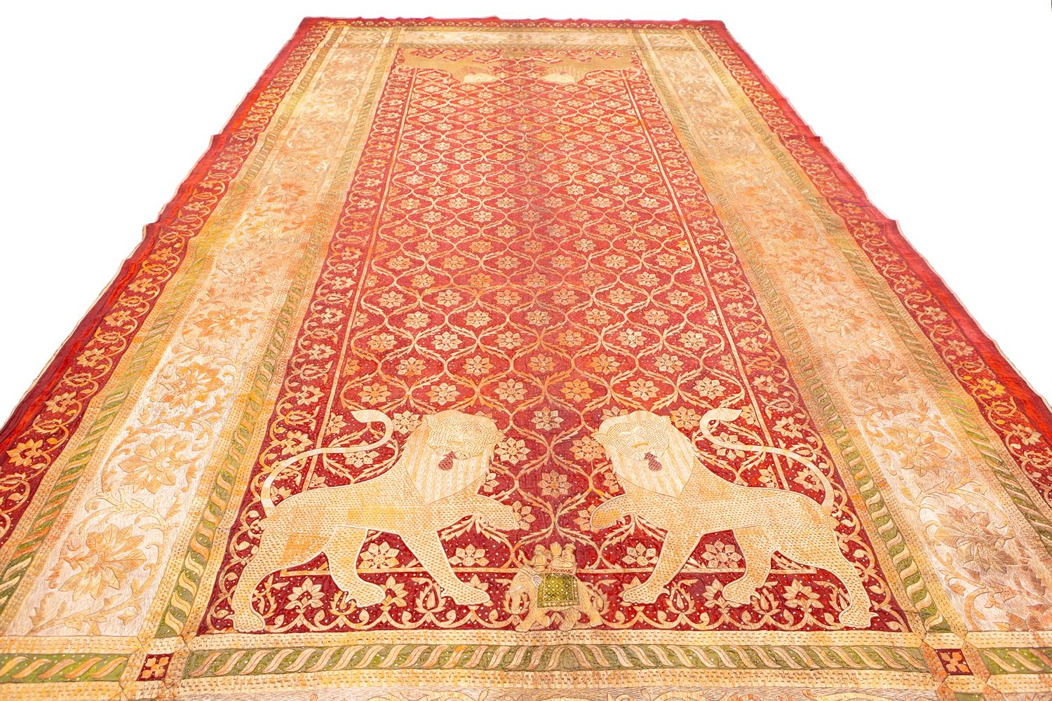 Dies ist eine königliche antike indische Stickerei Samt Textil mit Metall Faden gewebt während der 
frühes 19. Jahrhundert um 1800-1820 mit den Maßen 490x267 CM. Das Felddesign dieses 
Textil ist ein Allover-Gittermuster, das Blumen einschließt,