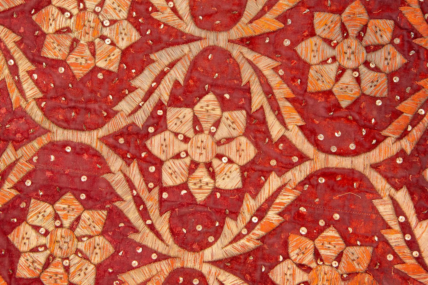 Royal Indian Textile Große Stickerei aus Samt mit Metallfaden, 1800-1820 (Indisch) im Angebot