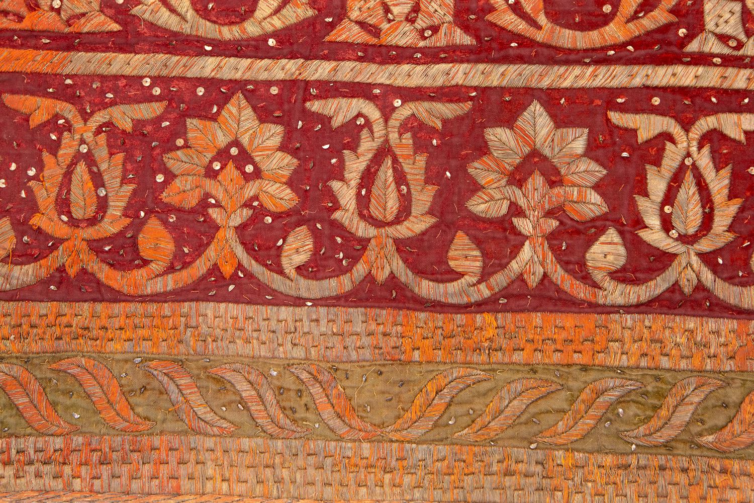 Royal Indian Textile Große Stickerei aus Samt mit Metallfaden, 1800-1820 (Handgeknüpft) im Angebot