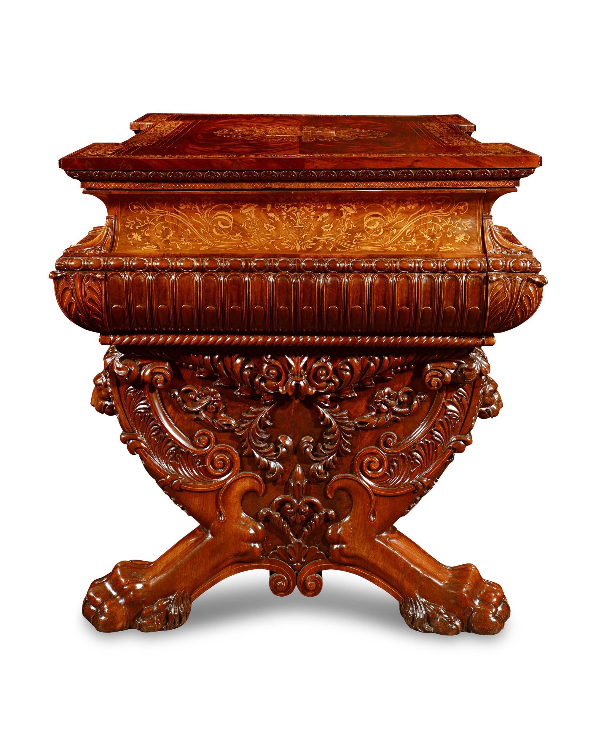 Royal Italian Schreibtisch und Sessel (Mahagoni) im Angebot