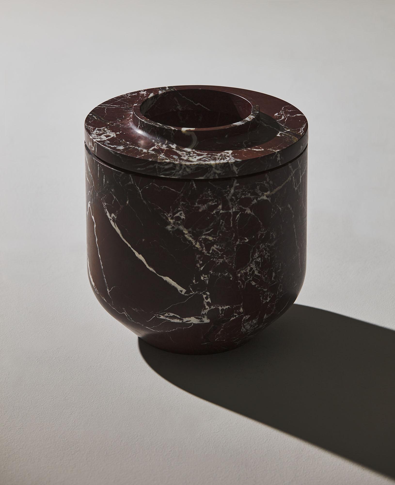 Vaso Royal L di Kreoo 
Disegnato da Christophe Pillet
Dimensioni: Ø 30 x H. 32 cm.
Materiali: Marmo Rosso Lepanto.

Disponibile in diverse opzioni di marmo e travertino. Disponibile in tre diverse dimensioni. Contattateci.

Con Royal, Christophe