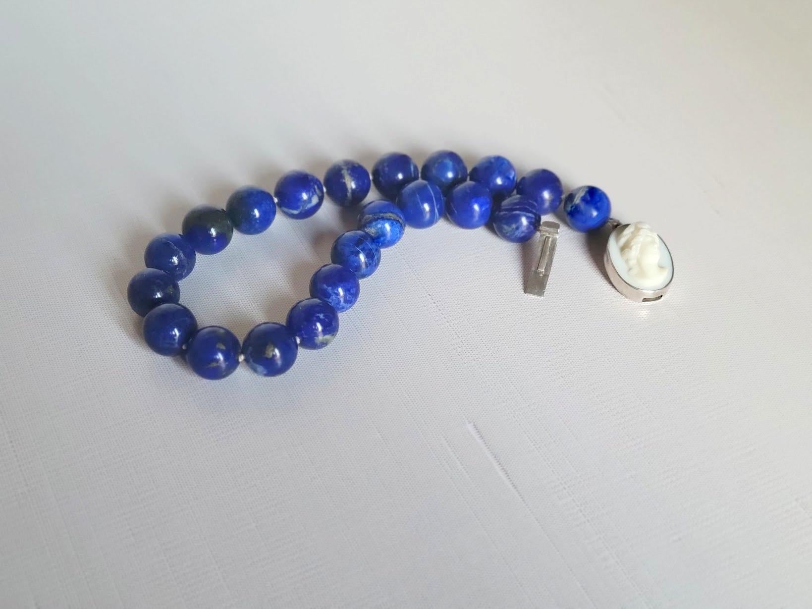 Collana Royal Lapis Lazuli con chiusura a cammeo in porcellana d'epoca in vendita 5