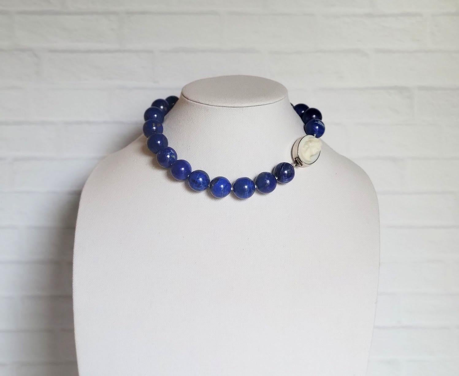 La collana è lunga 43 cm e le perle rotonde lisce misurano 18 mm.
Il lapislazzuli è apprezzato in tutto il mondo per il suo bellissimo colore blu intenso. È altamente saturo e viene variamente descritto come indaco, reale, blu notte o blu marino. Il
