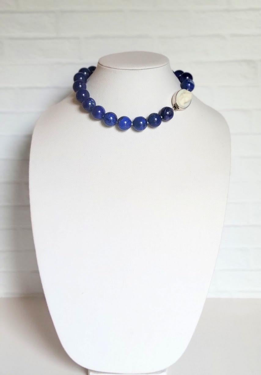 Perlina Collana Royal Lapis Lazuli con chiusura a cammeo in porcellana d'epoca in vendita