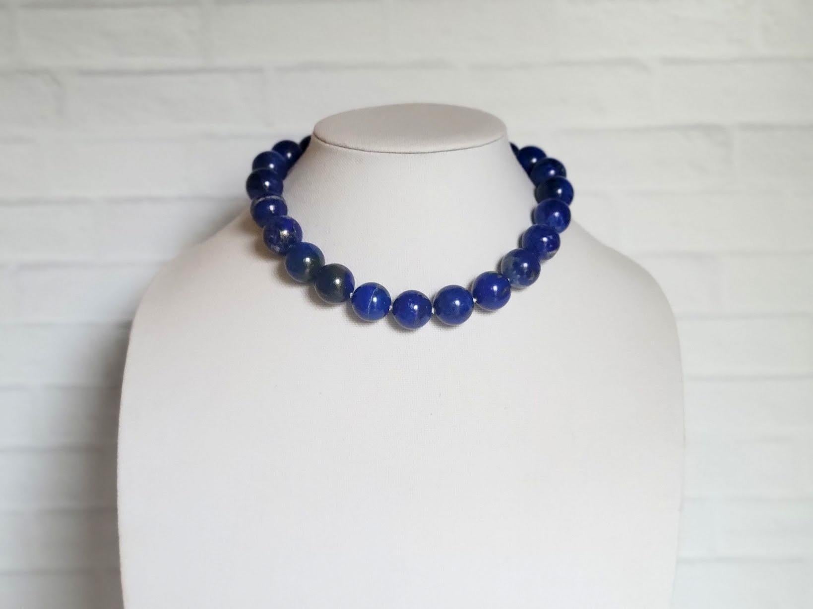 Collana Royal Lapis Lazuli con chiusura a cammeo in porcellana d'epoca In condizioni ottime in vendita a Chesterland, OH