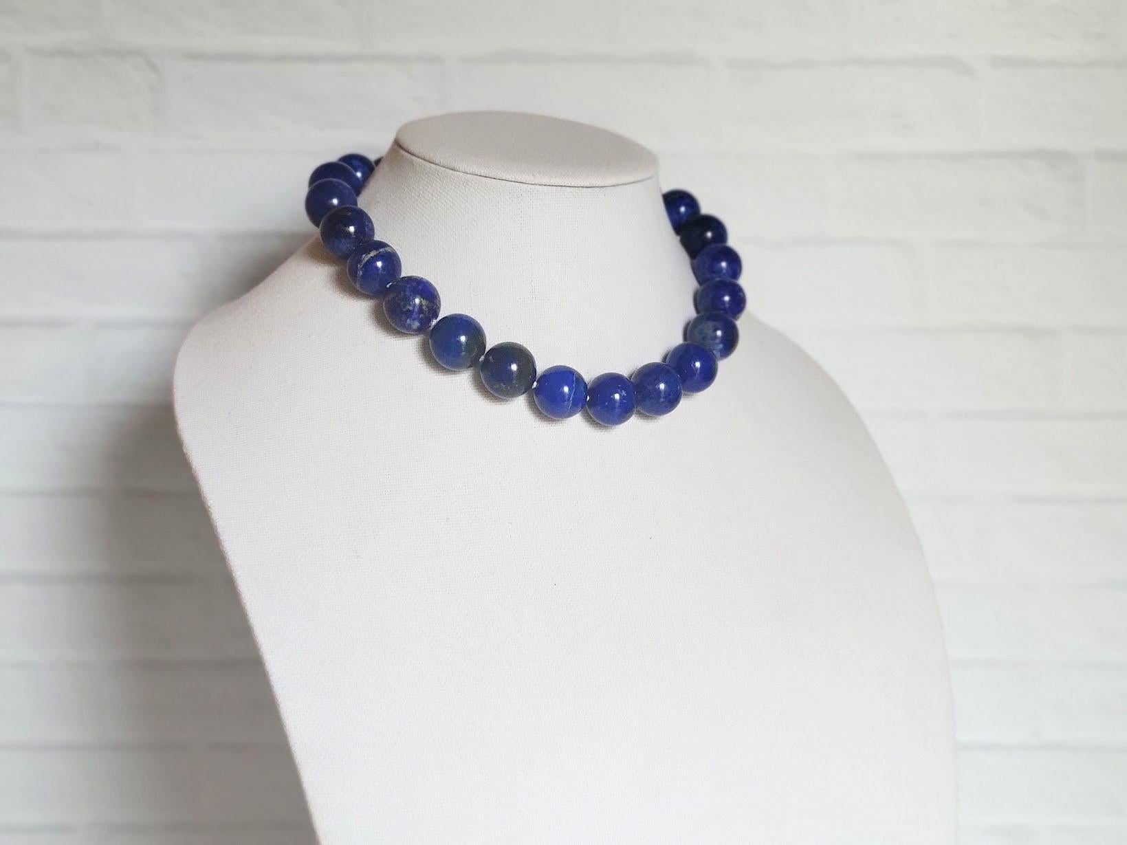 Collana Royal Lapis Lazuli con chiusura a cammeo in porcellana d'epoca in vendita 1