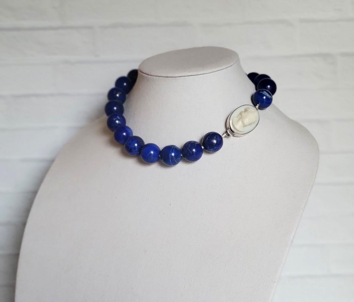 Collana Royal Lapis Lazuli con chiusura a cammeo in porcellana d'epoca in vendita 2