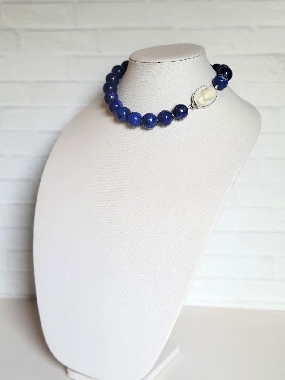 Collana Royal Lapis Lazuli con chiusura a cammeo in porcellana d'epoca in vendita 3