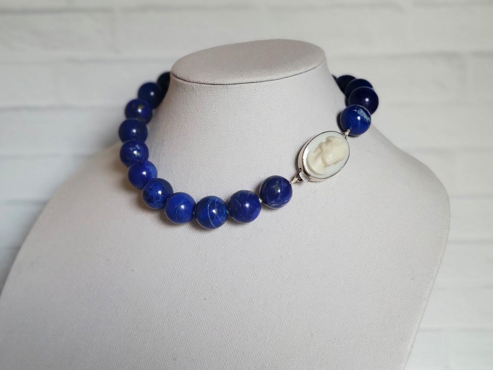 Collana Royal Lapis Lazuli con chiusura a cammeo in porcellana d'epoca in vendita 4
