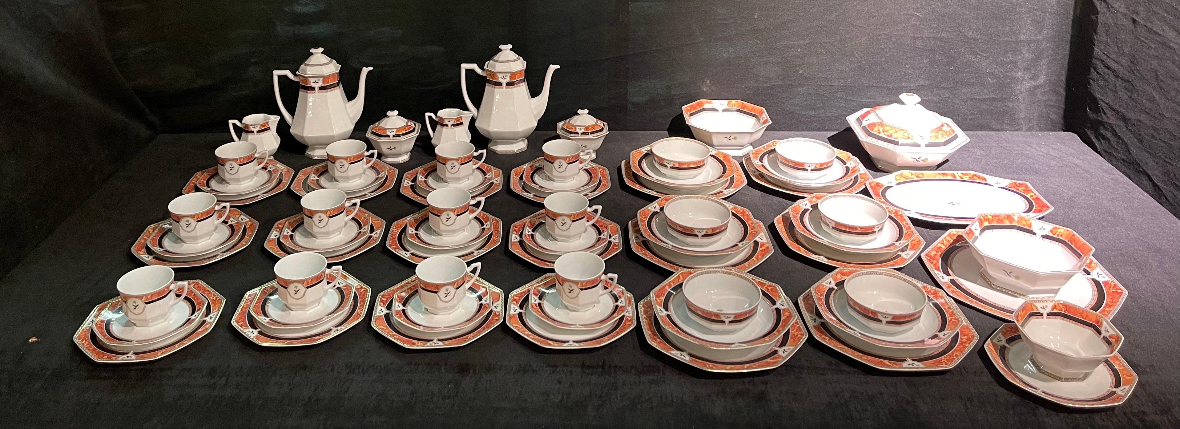 Royal Limoges Hardrien porcelain tea, coffee and dinner service.

Very extensive and magnificent service made of fine porcelain.
Octagonal wall with gold edges, light grey-gold borders, rim with coral red marbled band, flower branches in 4 reserves