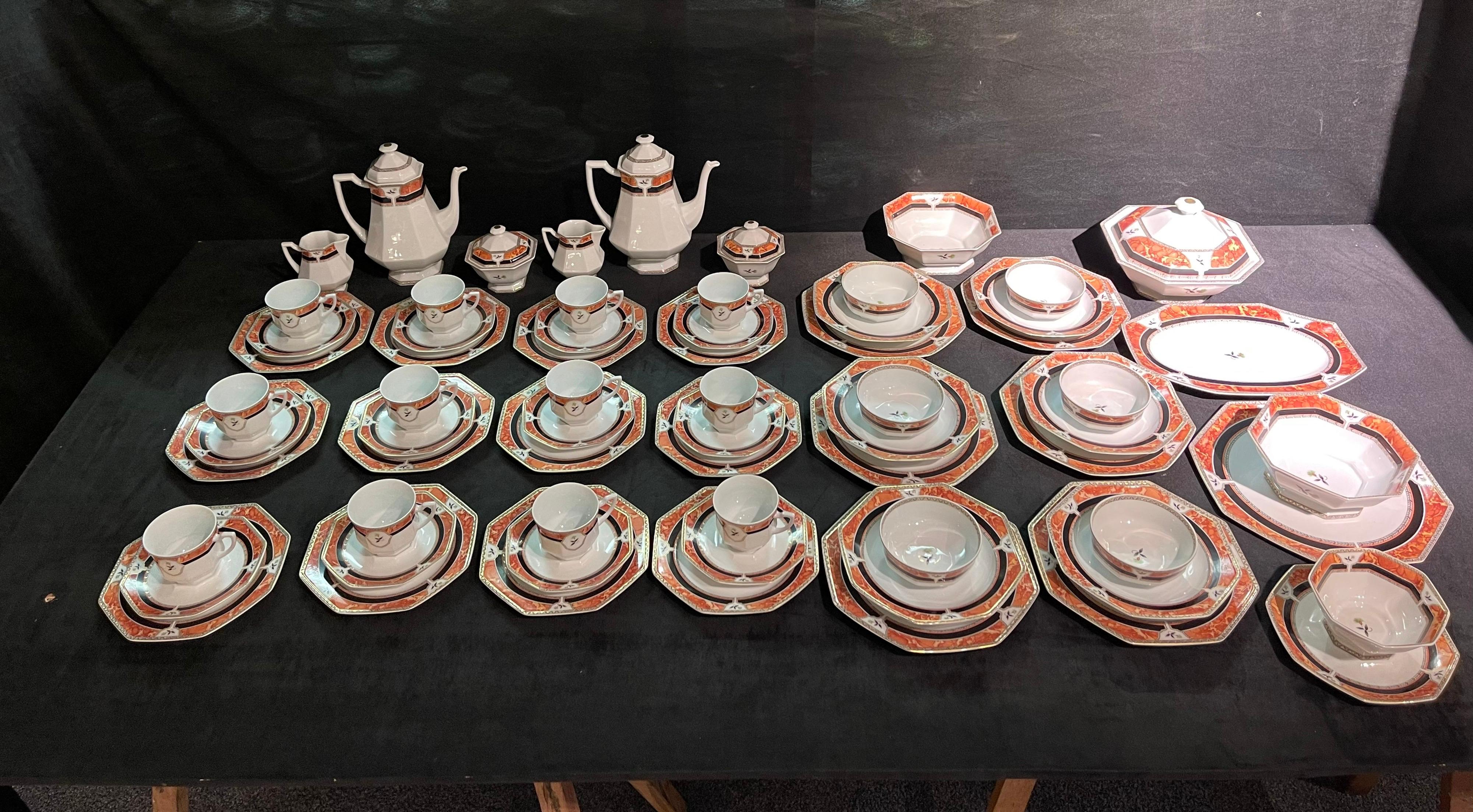 Royal Limoges Hardrien porcelain tea, coffee and dinner service. In Good Condition For Sale In Berlin, DE