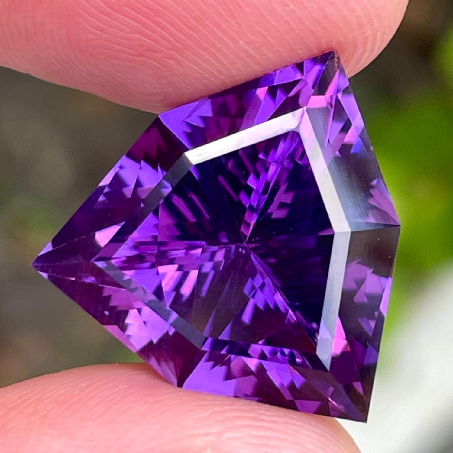 Modern Royal Luxurious Purple Amethyst 15.85 carats Trilliant Cut Natural Brazilian Gem For Sale