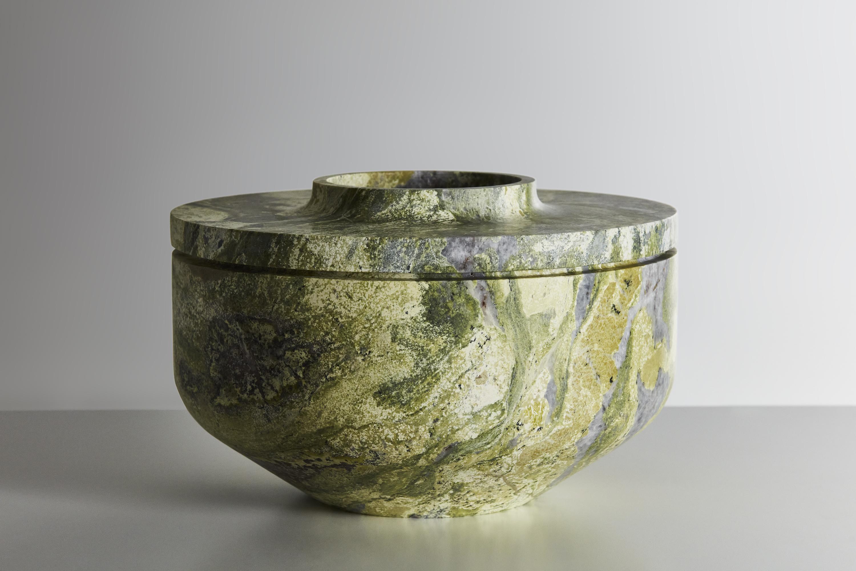 Vaso Royal M di Kreoo 
Disegnato da Christophe Pillet
Dimensioni: Ø 34 x H. 21 cm.
Materiali: Marmo Artik Green.

Disponibile in diverse opzioni di marmo e travertino. Disponibile in tre diverse dimensioni. Contattateci.

Con Royal, Christophe