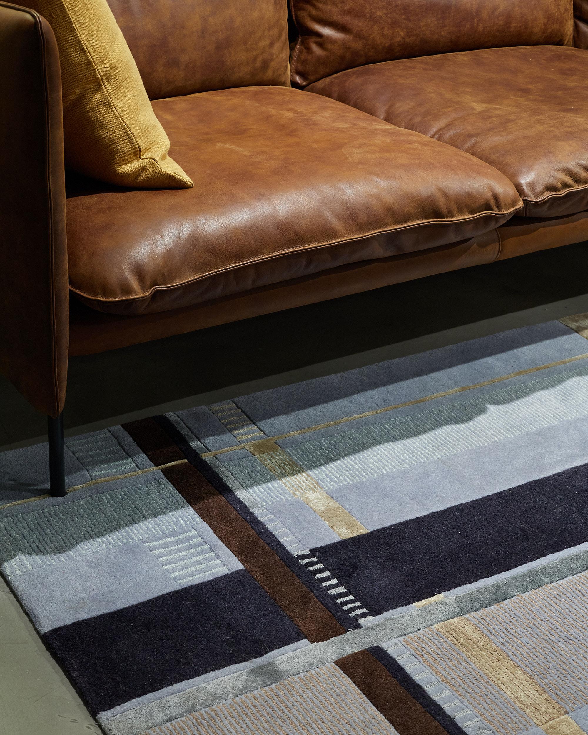 Tappeto Royal Marin di Studio A
Dimensioni: L 250 x L 350 cm.
Materiali: Lana e bambù.

Disponibile in sette dimensioni: 90 x 240 cm, 140 x 200 cm, 170 x 240 cm, 200 x 300 cm, 250 x 350 cm, 300 x 400 cm e 350 x 450 cm. Disponibile anche in misure