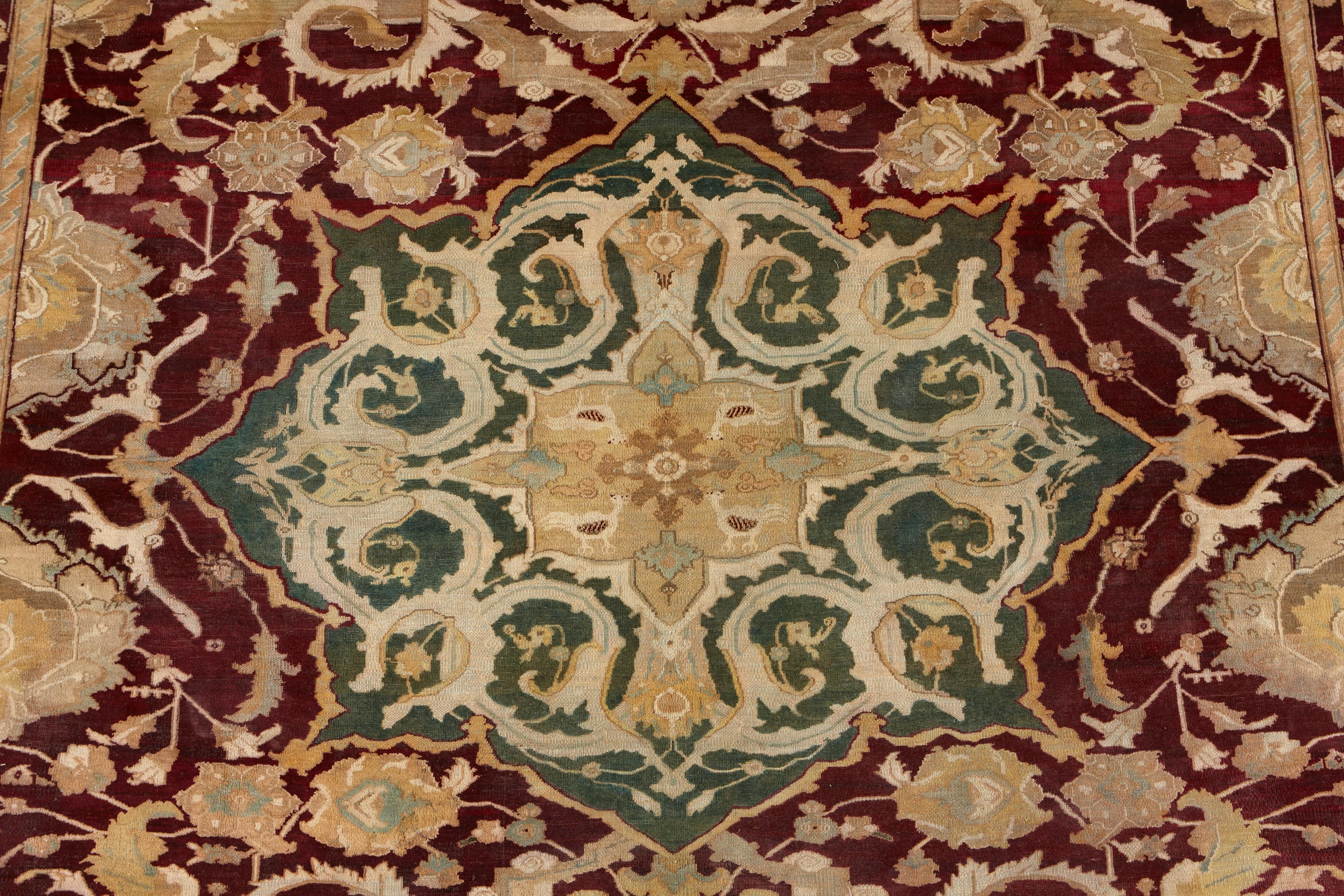 Royal Massive Antique Agra Carpet en Excelente estado para la venta en Beirut, LB