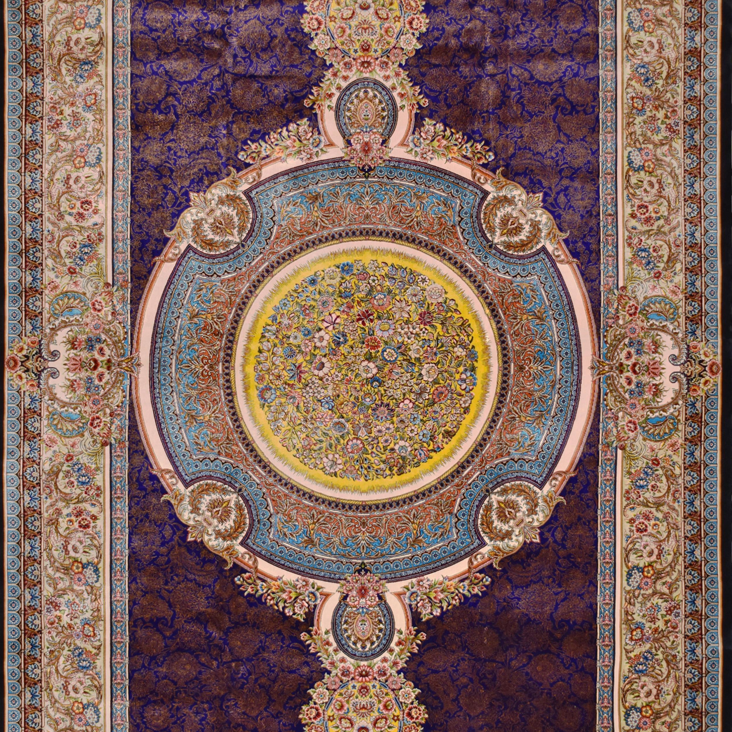 Immergiti nell'opulenza di questo tappeto in 100% pura seta, che misura 150 x 225 cm (circa 4 metri quadrati). Questo pezzo presenta una classica composizione di medaglioni Shah Abbasi - un grande segno distintivo del design persiano circondato da