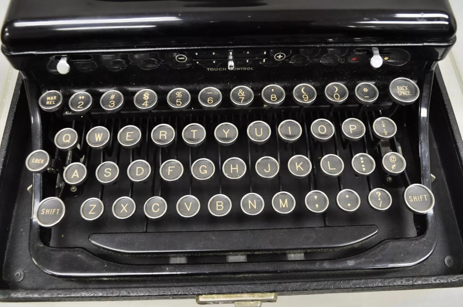 Royal Model O Touch Control Glossy Black Macchina da scrivere manuale portatile con custodia In condizioni buone in vendita a Philadelphia, PA
