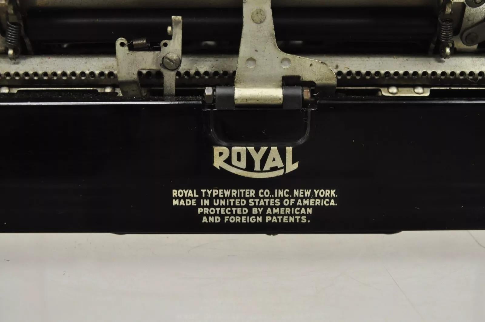 XX secolo Royal Model O Touch Control Glossy Black Macchina da scrivere manuale portatile con custodia in vendita