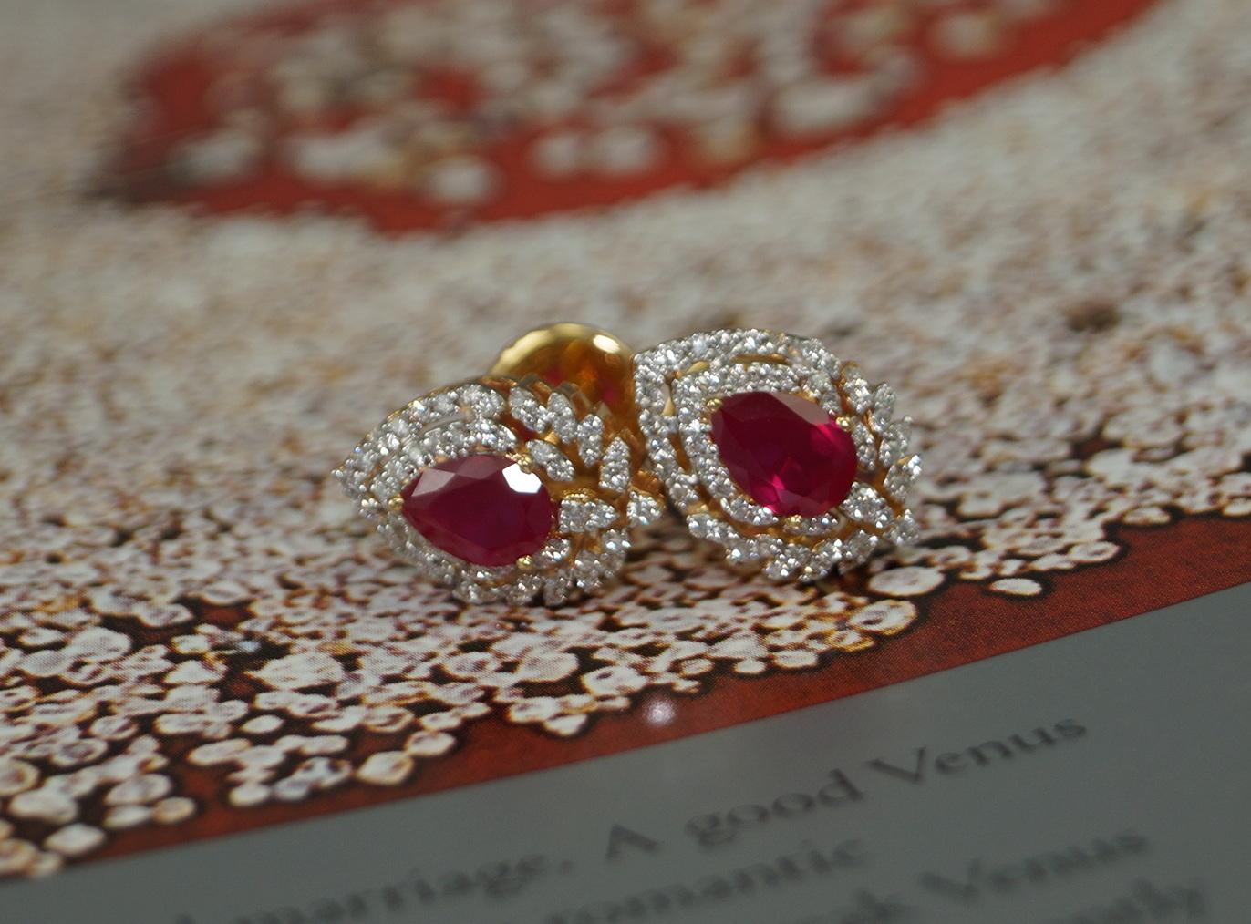 Contemporary Royal Natural ruby brilliant cut diamond 18K gold stud drop shaped earrings For Sale