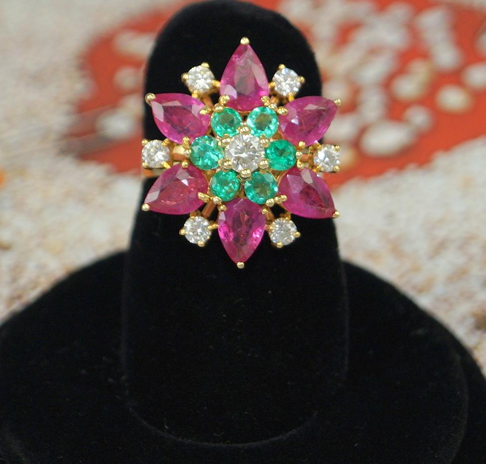Dieser königliche Statement-Ring mit natürlichem Rubin, Smaragden und Diamanten im Brillantschliff aus 18-karätigem Gold ist ein echtes Stil-Statement. Dieser schöne Ring besteht aus:

Nettogewicht - 6.410 Gramm

Diamanttyp - Diamanten im