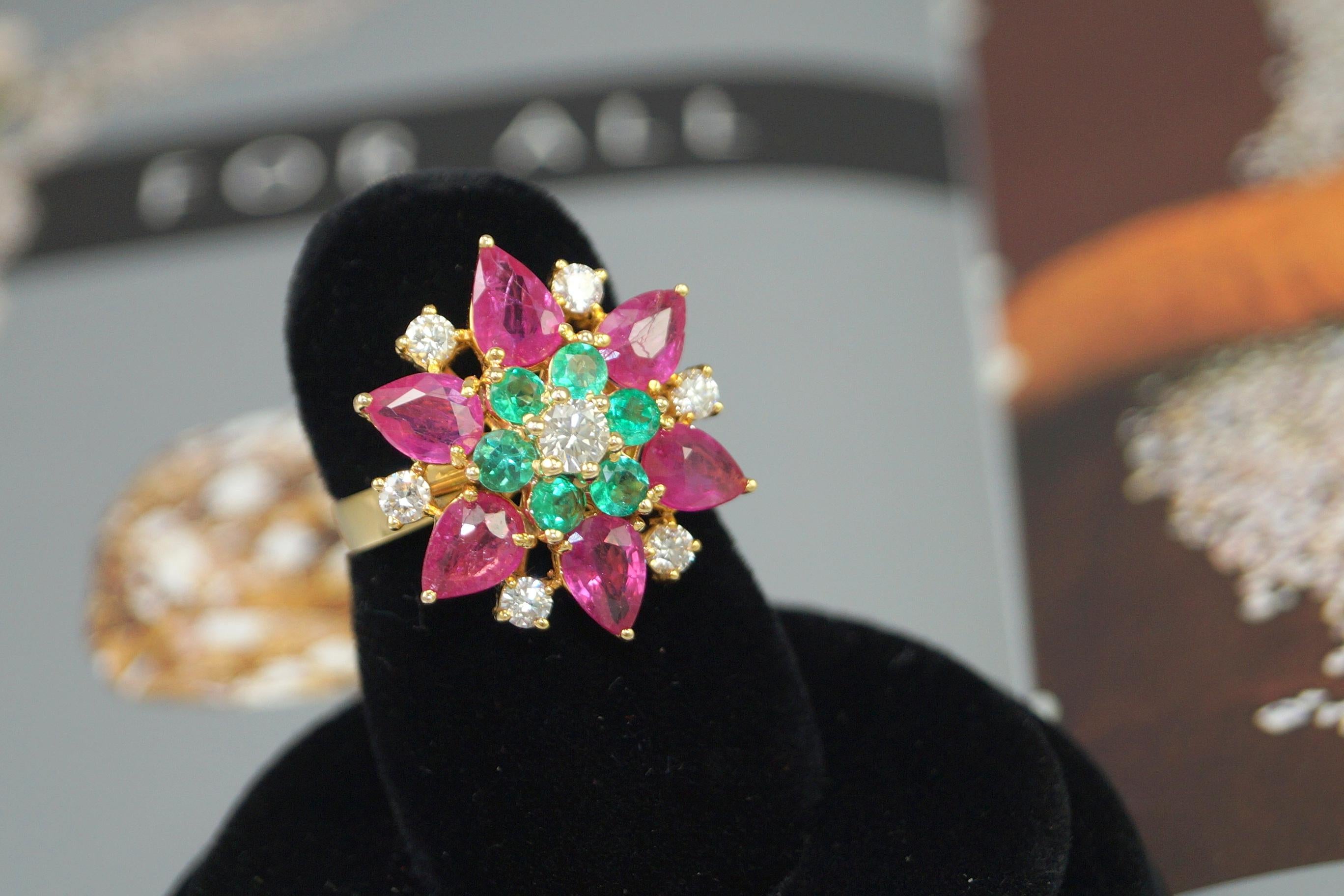 Royal Natürlicher Rubin Smaragd Brillantschliff Diamant 18K Gold Statement-Ring (Zeitgenössisch) im Angebot