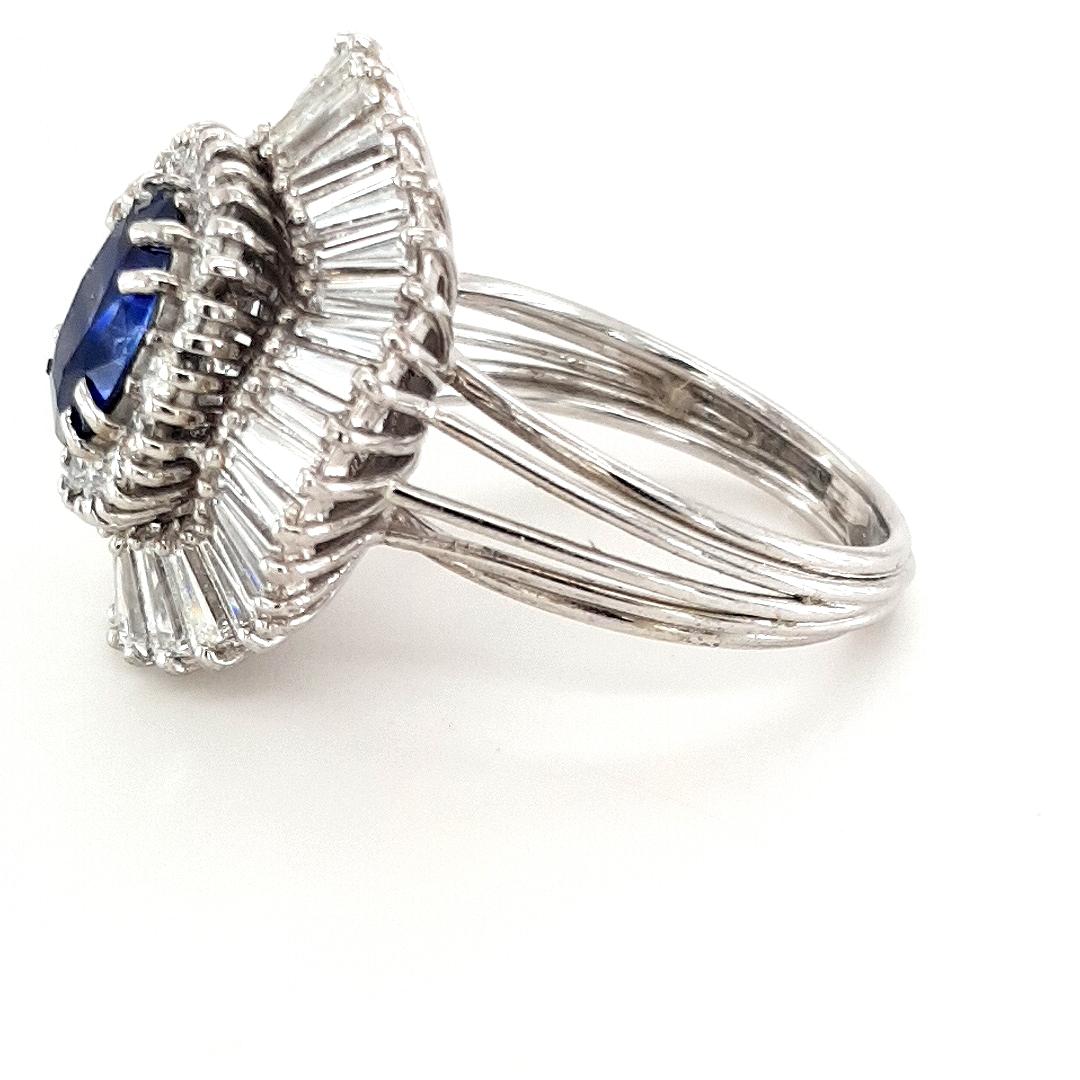 18kt Royal Natural Sapphire and Diamond Tapers Exclusive Skirt Ring Handmade In Excellent Condition For Sale In Antwerp, BE
