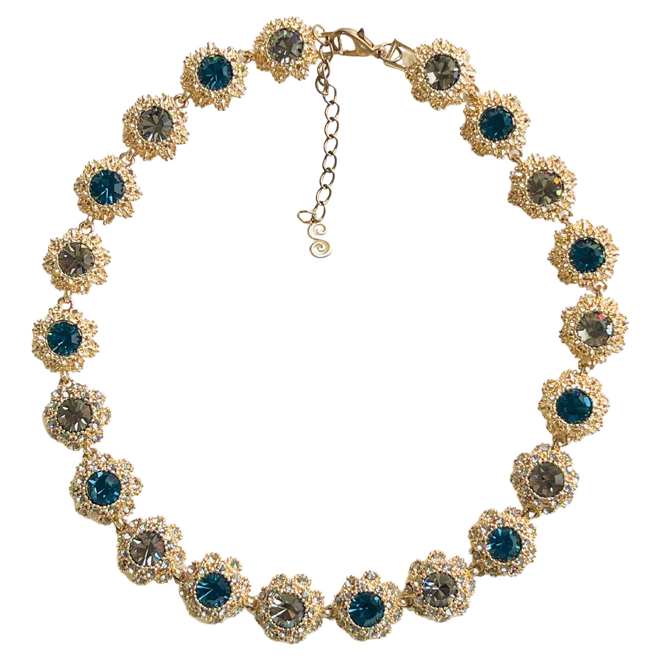 Qualità molto elevata. Realizzato a mano, lavorazione di pregio. Variare la ditta, Anti-ossidante. Ottimo regalo per la signora.

Condizioni eccellenti. Usato una volta. Acquistato 10 anni fa.

Materiale: Metallo placcato oro, Strass.

Dimensioni: