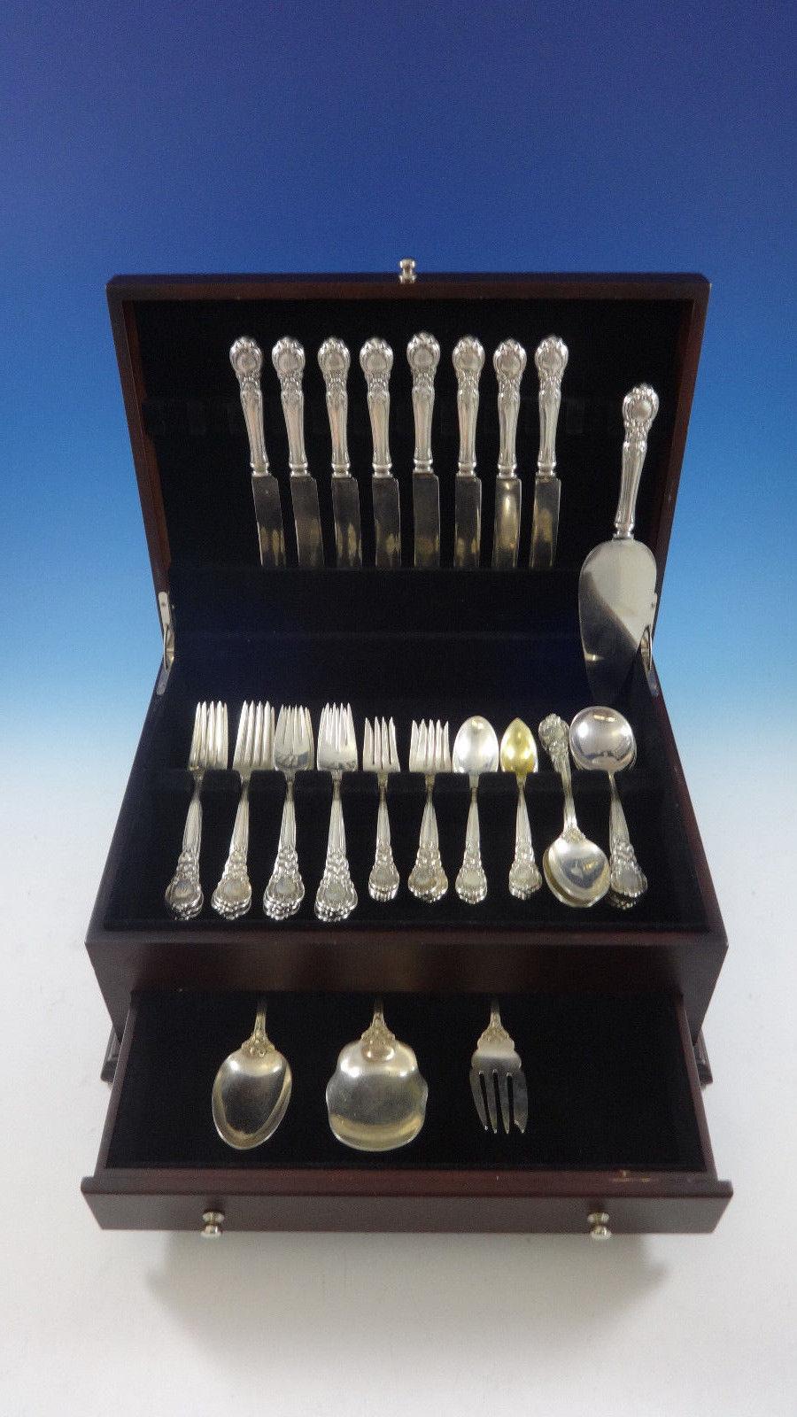 Juego de cubiertos de plata de ley Royal Oak by Gorham de 68 piezas. Este juego incluye:

8 cuchillos, 8 1/2
8 horquillas, 7
8 tenedores de ensalada, 5/8
8 cucharillas, 5 3/4
8 cucharas soperas de plaza, 7 1/8
8 cucharas soperas para gumbo, 6 5/8
8