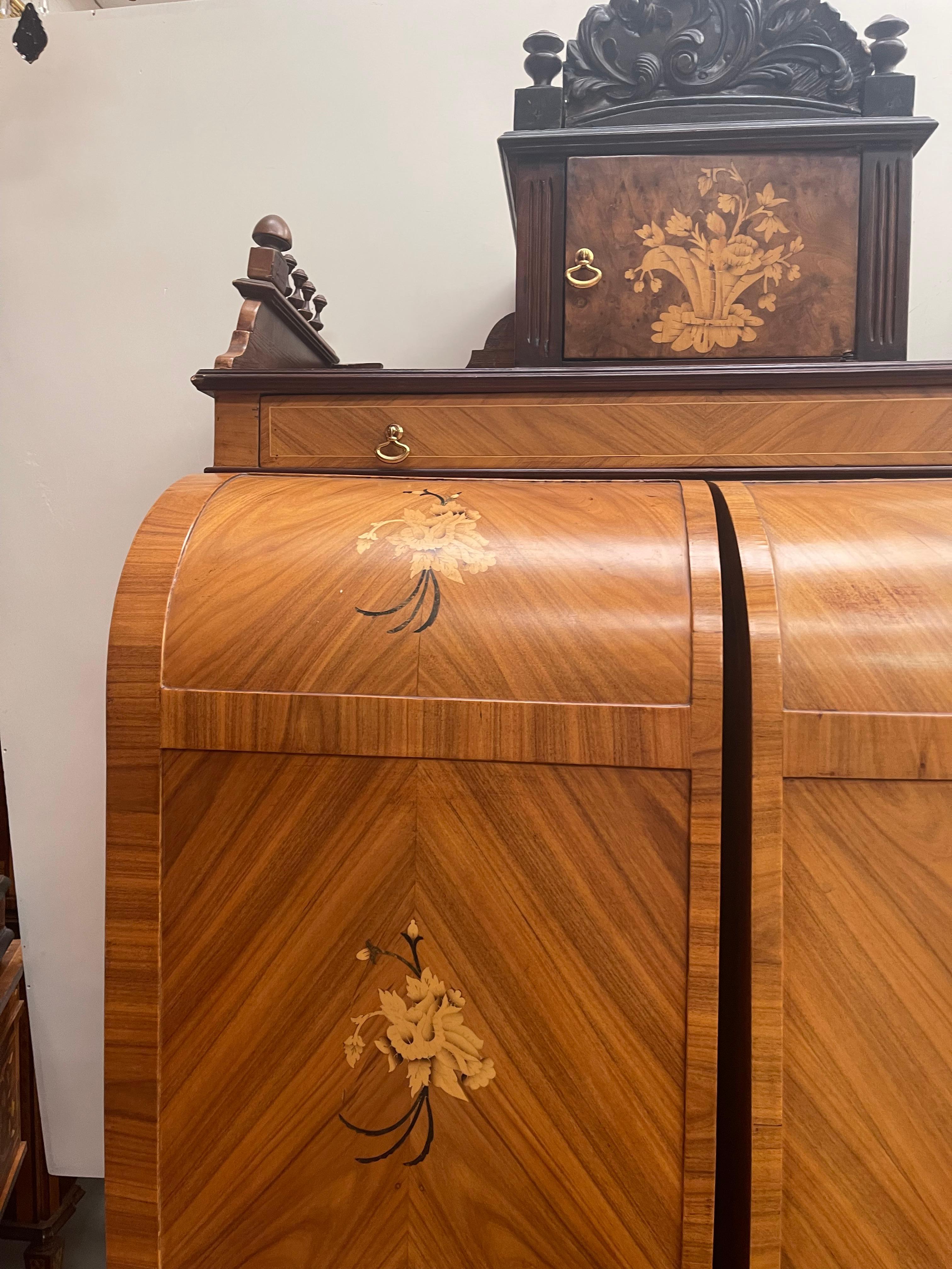 19th Century Bureau d'organisateur royal aux fruits prestigieux Bois d'origine italienne 1960 en vente