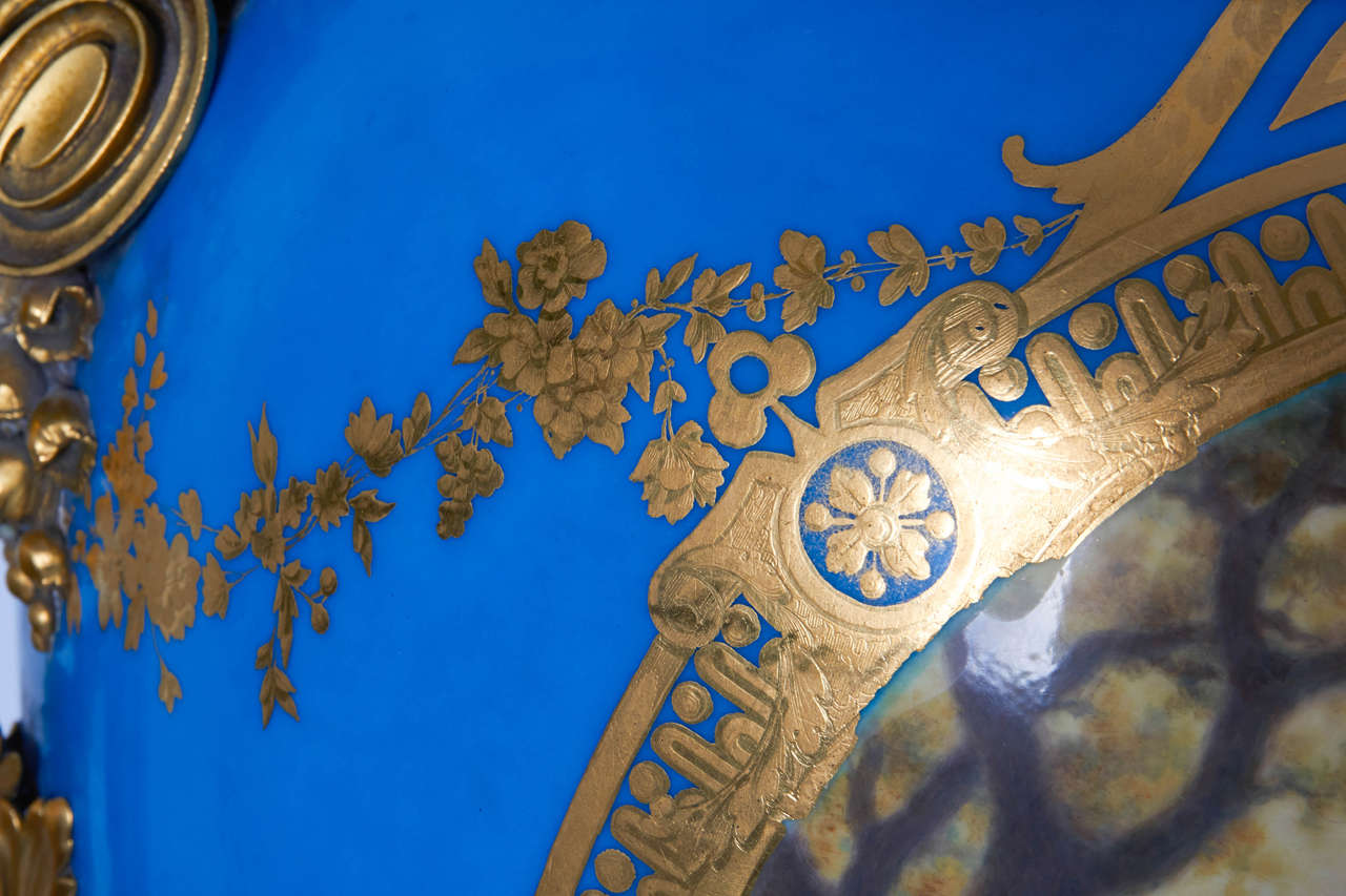 Paire royale de vases et de couvercles en porcelaine de Sèvres 