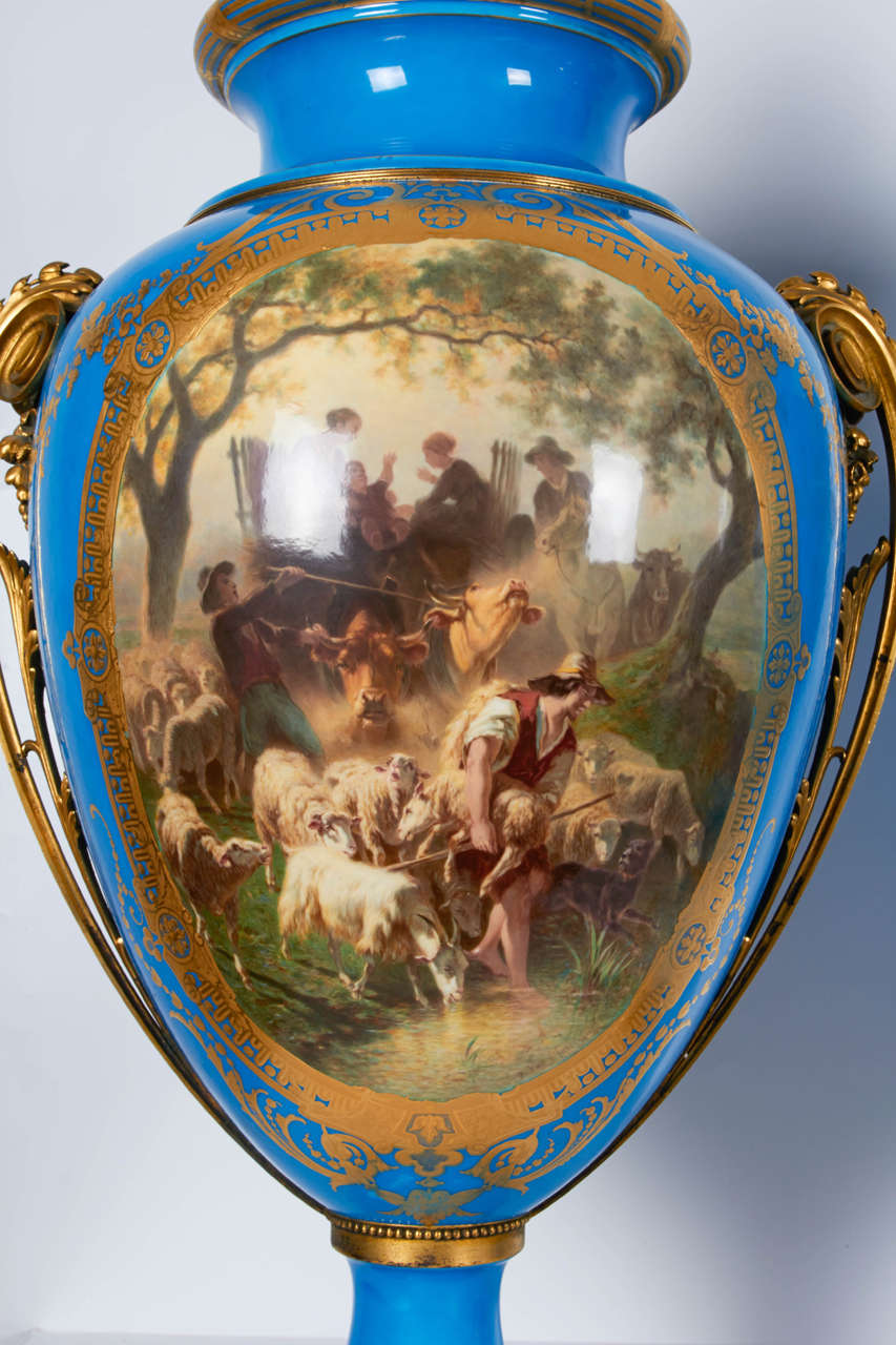 Émaillé Paire royale de vases et de couvercles en porcelaine de Sèvres 
