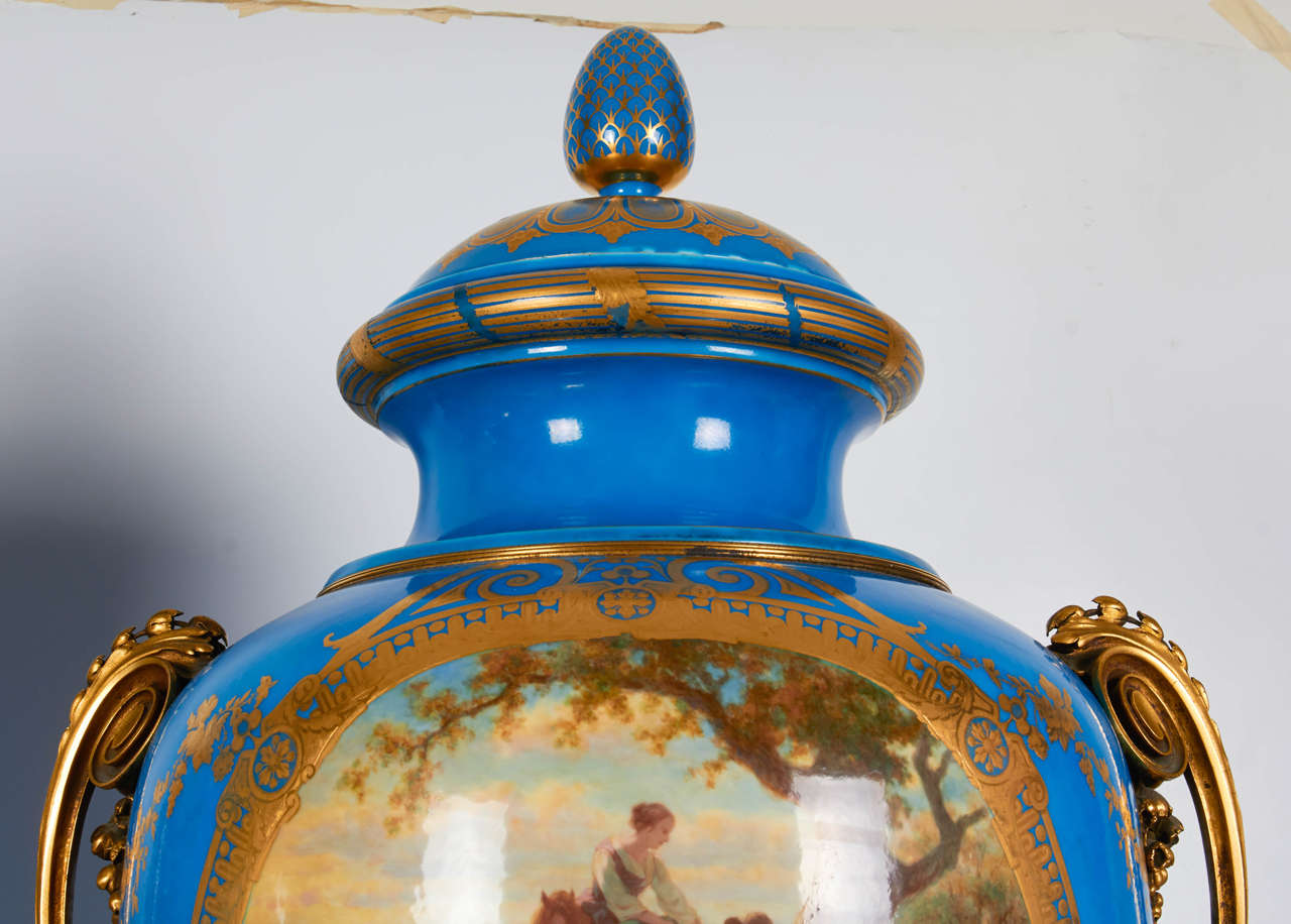 XIXe siècle Paire royale de vases et de couvercles en porcelaine de Sèvres 