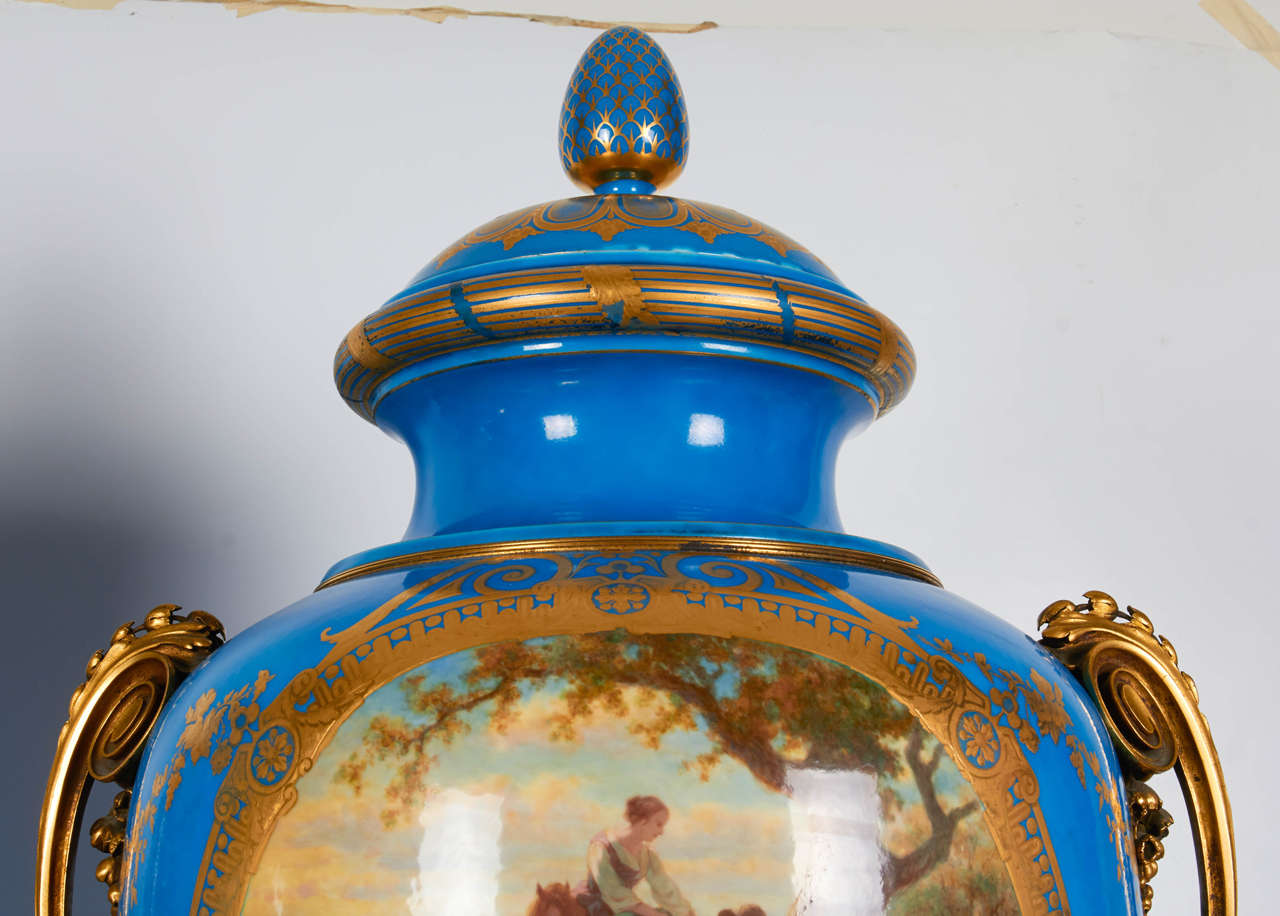 Pareja real de jarrones y tapas de porcelana de Sèvres 