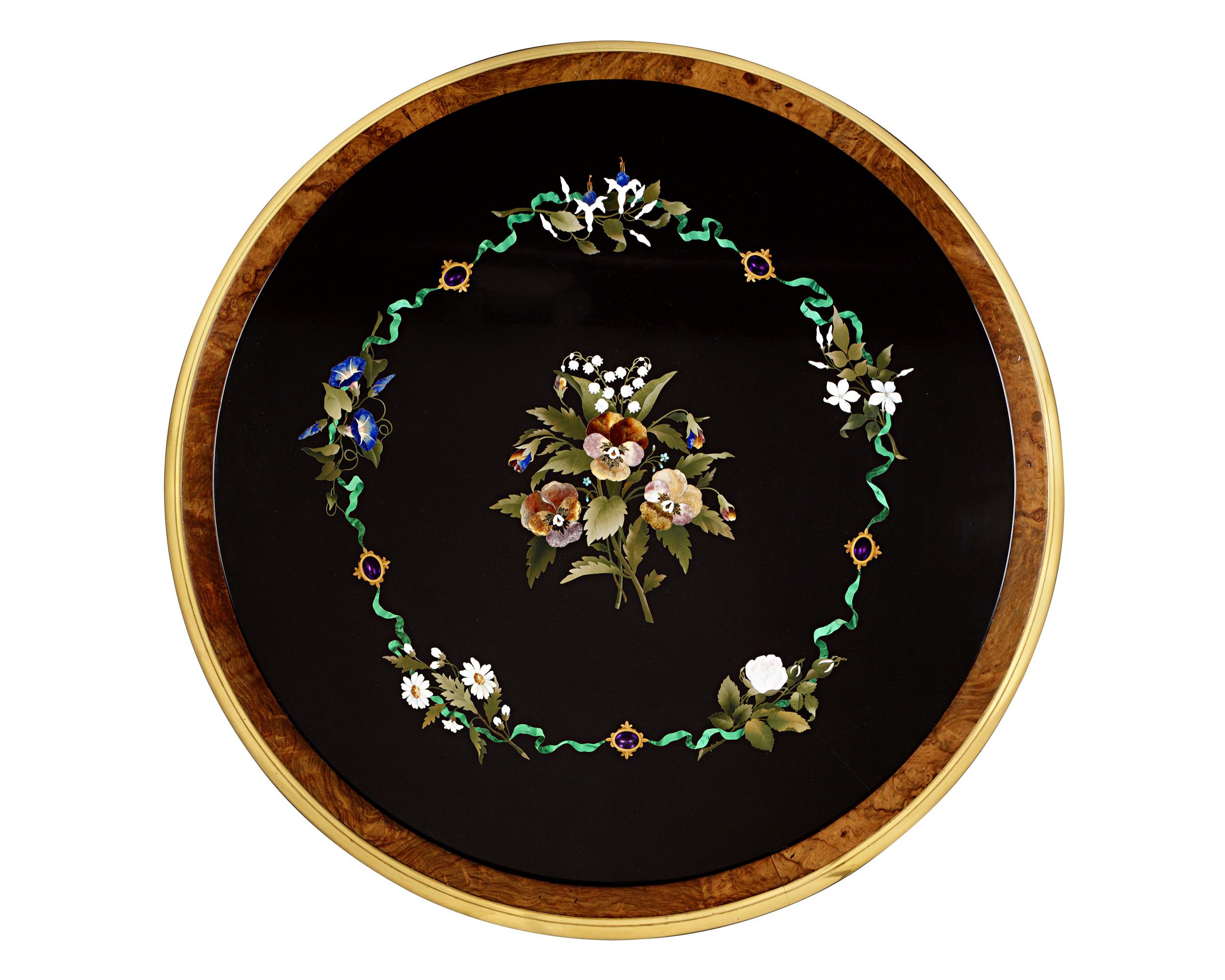 Esta excepcional mesa de pietre dure se fabricó especialmente para el Palacio Real de Holyroodhouse, la residencia oficial del monarca británico en Escocia. Delicadamente incrustada con docenas de raras piedras duras y asentada sobre su base de