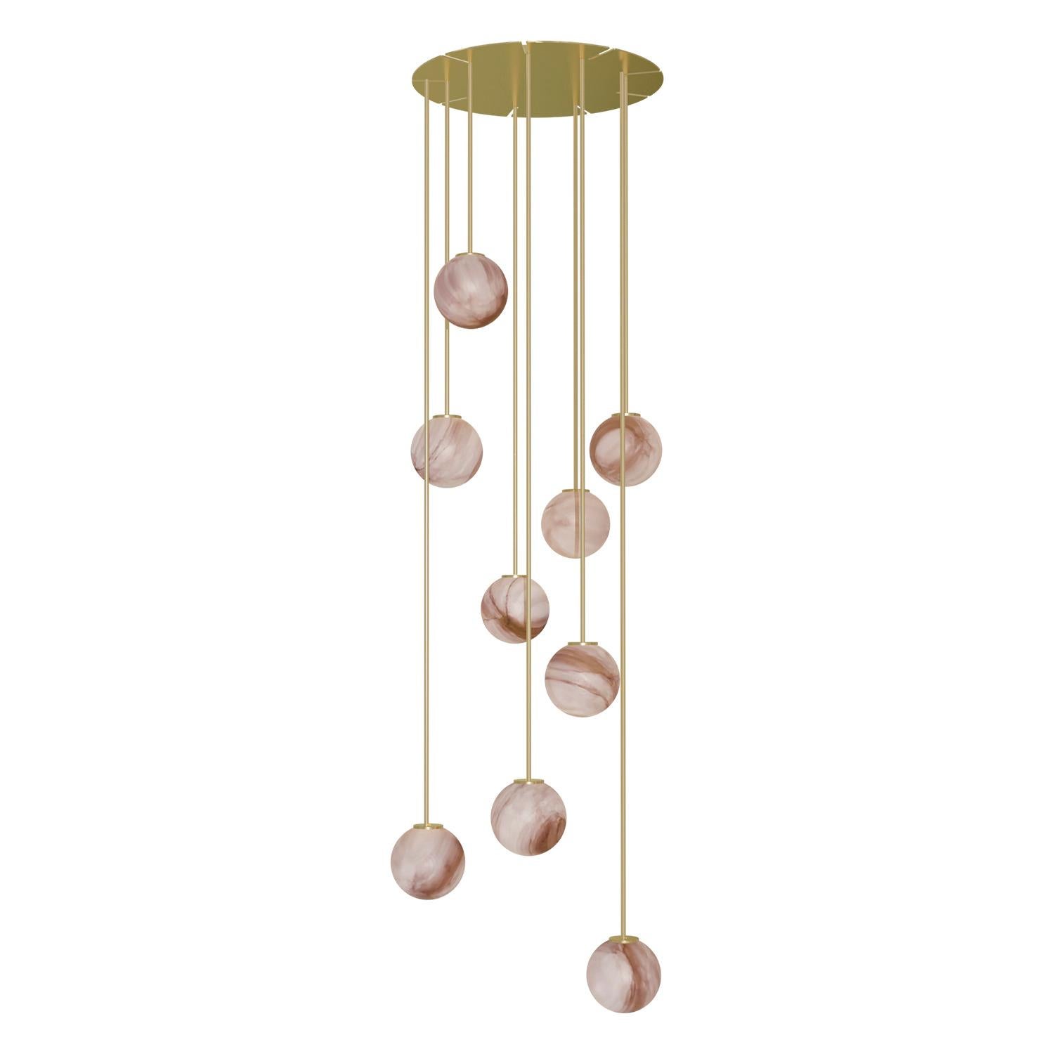Lampadario a sospensione Royal a gocce circolari di Robin Lamps
Dimensioni: L. 35 x P. 35 x H. 150 cm
Materiali: Struttura in ferro, paralume in alabastro e cavo tessile.

Illumina il tuo spazio con il lampadario a sospensione Royal Circular, una