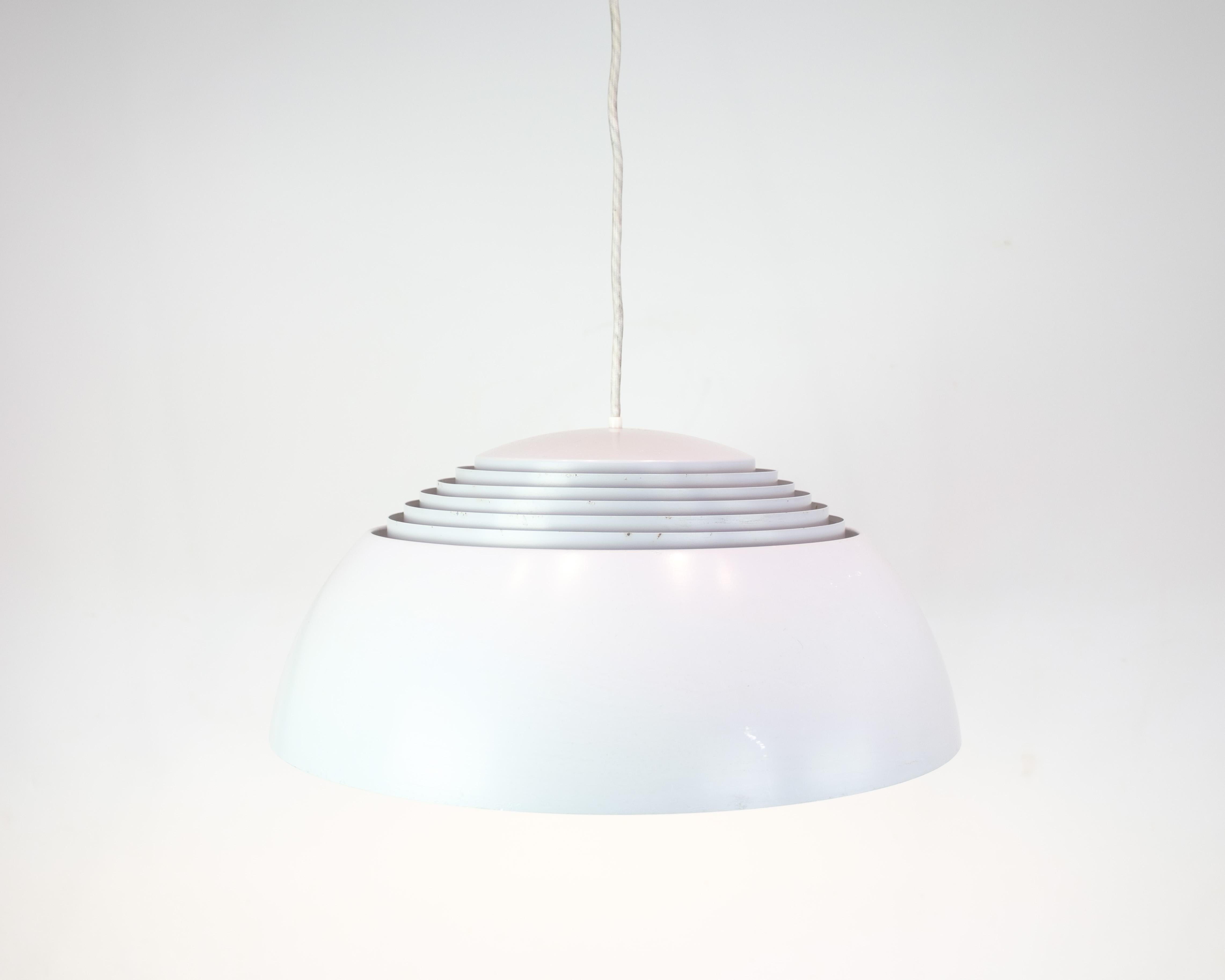 La lampe suspendue AJ Royal a été conçue par Arne Jacobsen en 1957 dans le cadre du concept de design global de l'hôtel SAS Royal à Copenhague. La production a été lancée peu après par Louis Poulsen, qui continue à fabriquer la lampe aujourd'hui.